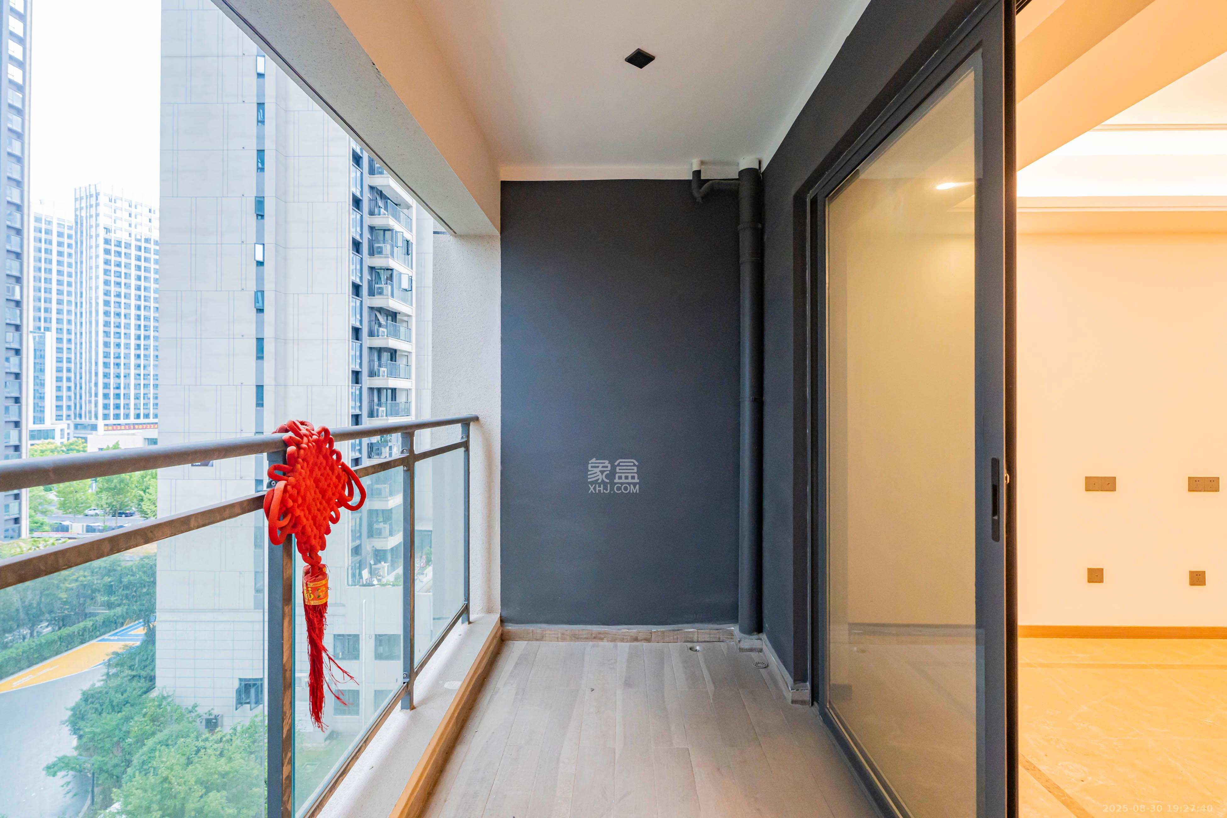 绿地V岛  4室2厅2卫    168.0万阳台