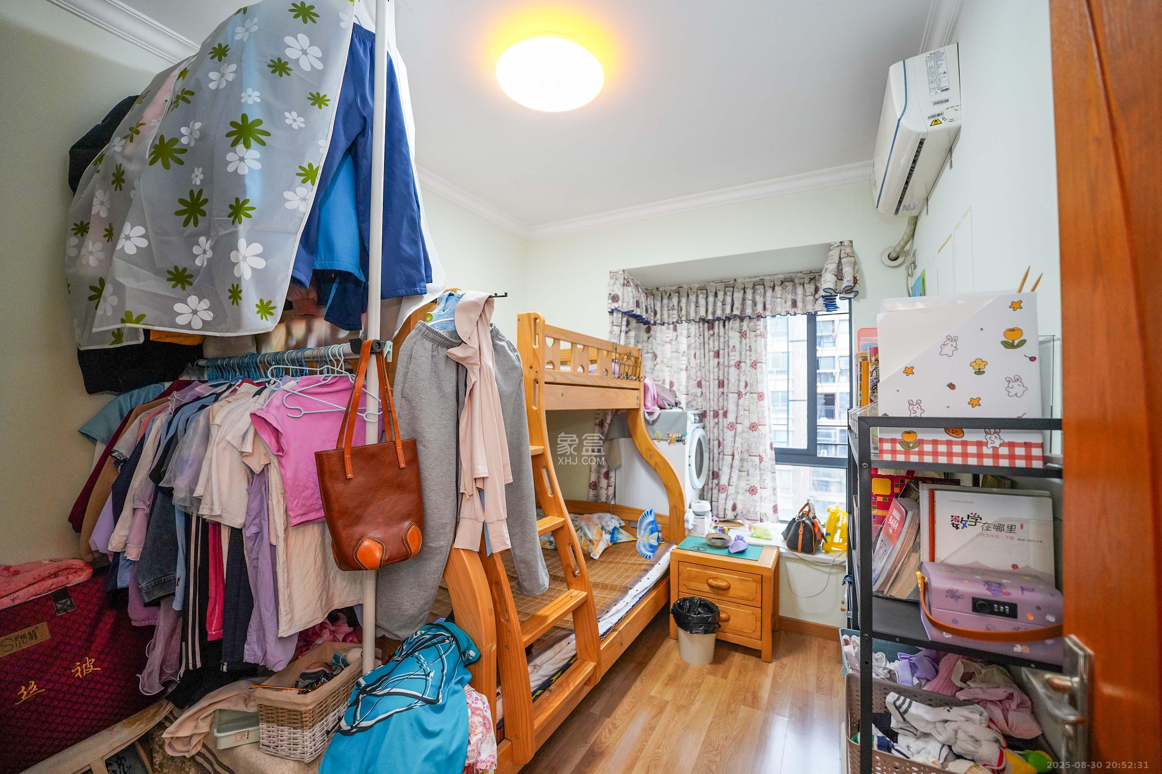 五矿格澜郡 3室2厅2卫 96.0万 五矿格澜郡 3室2厅2卫 96.0万卧室