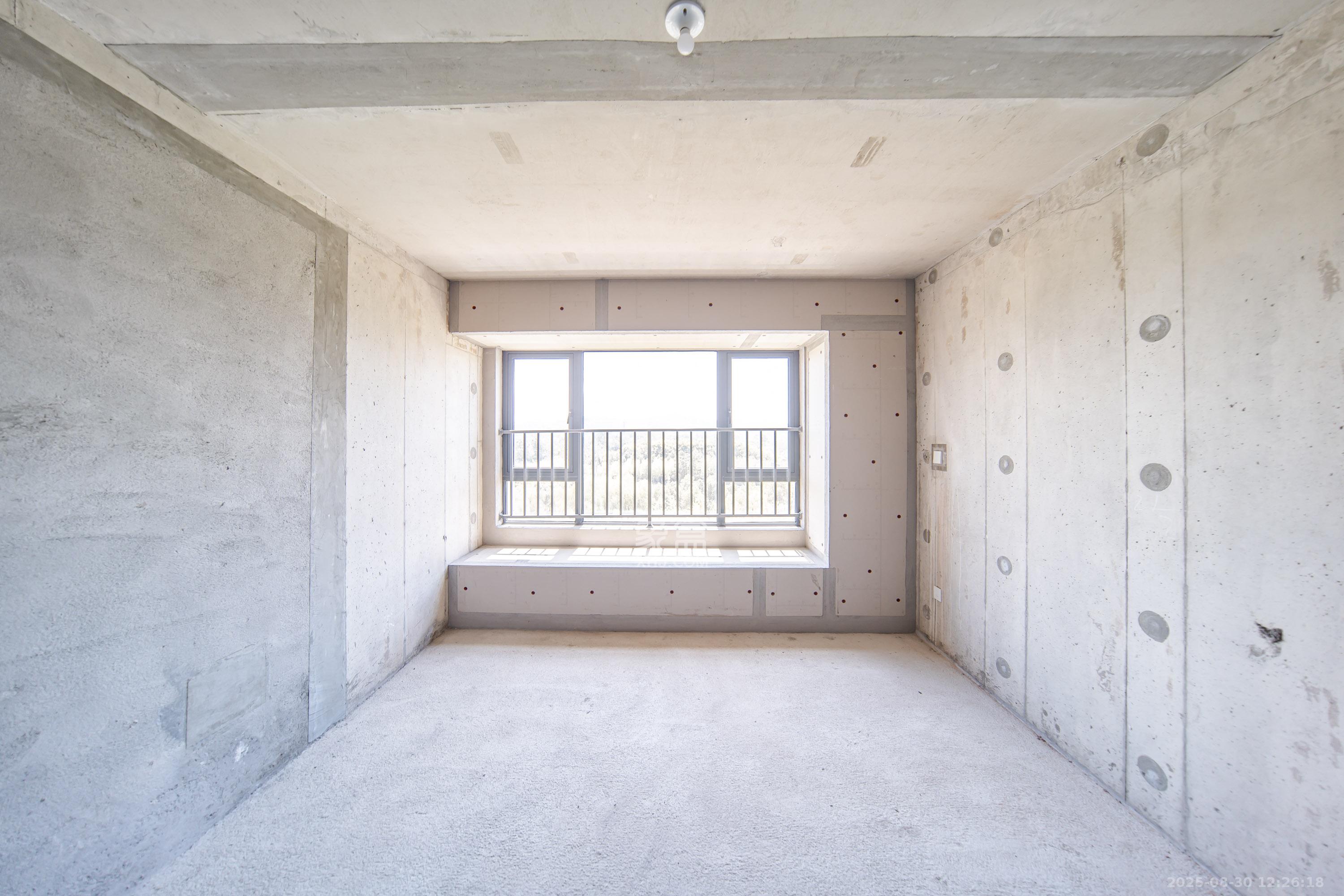中建钰山湖  4室2厅2卫   210.00万卧室