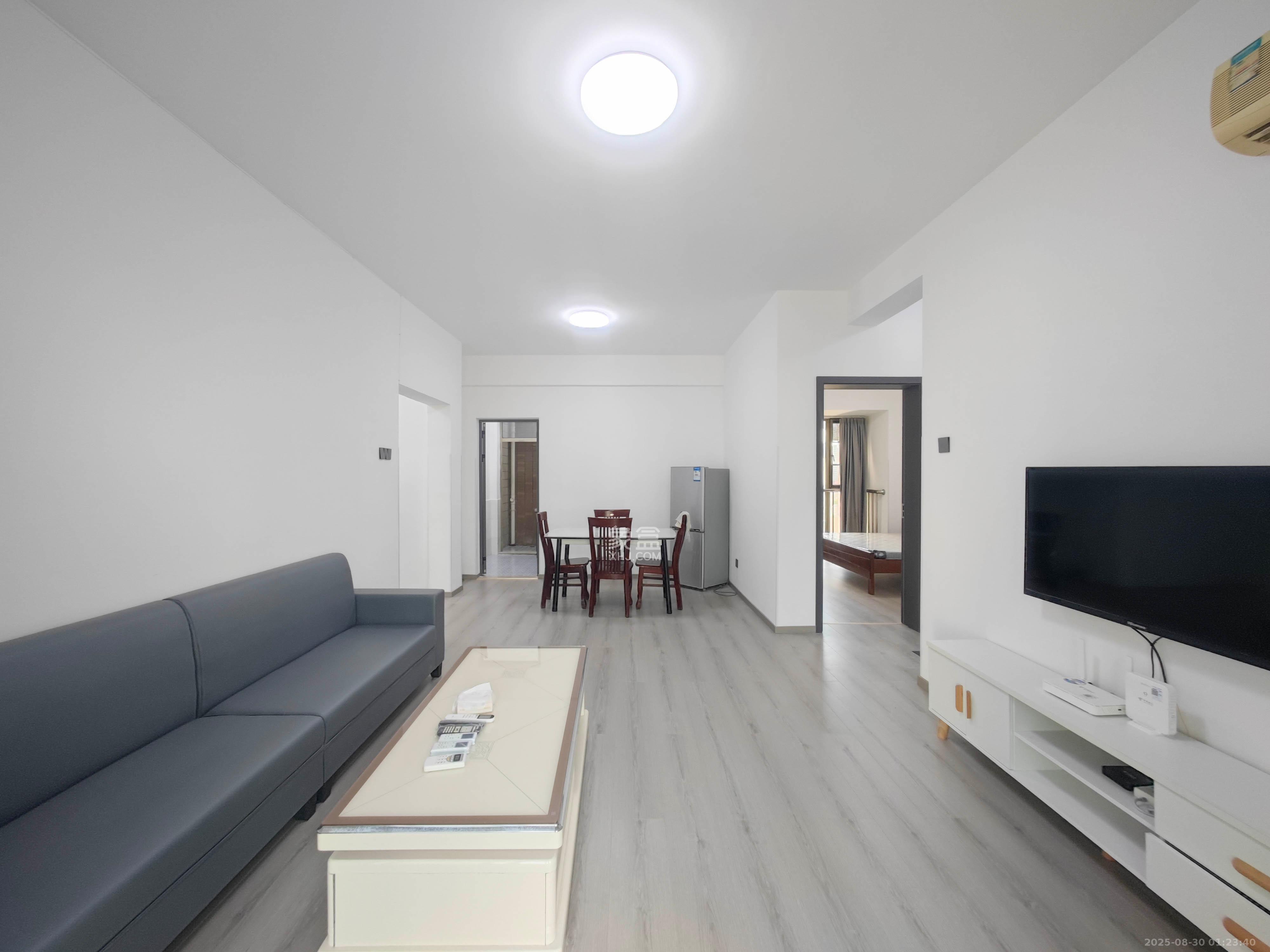 岳泰理想城  3室2厅2卫    90.0万 岳泰理想城  3室2厅2卫    90.0万客厅