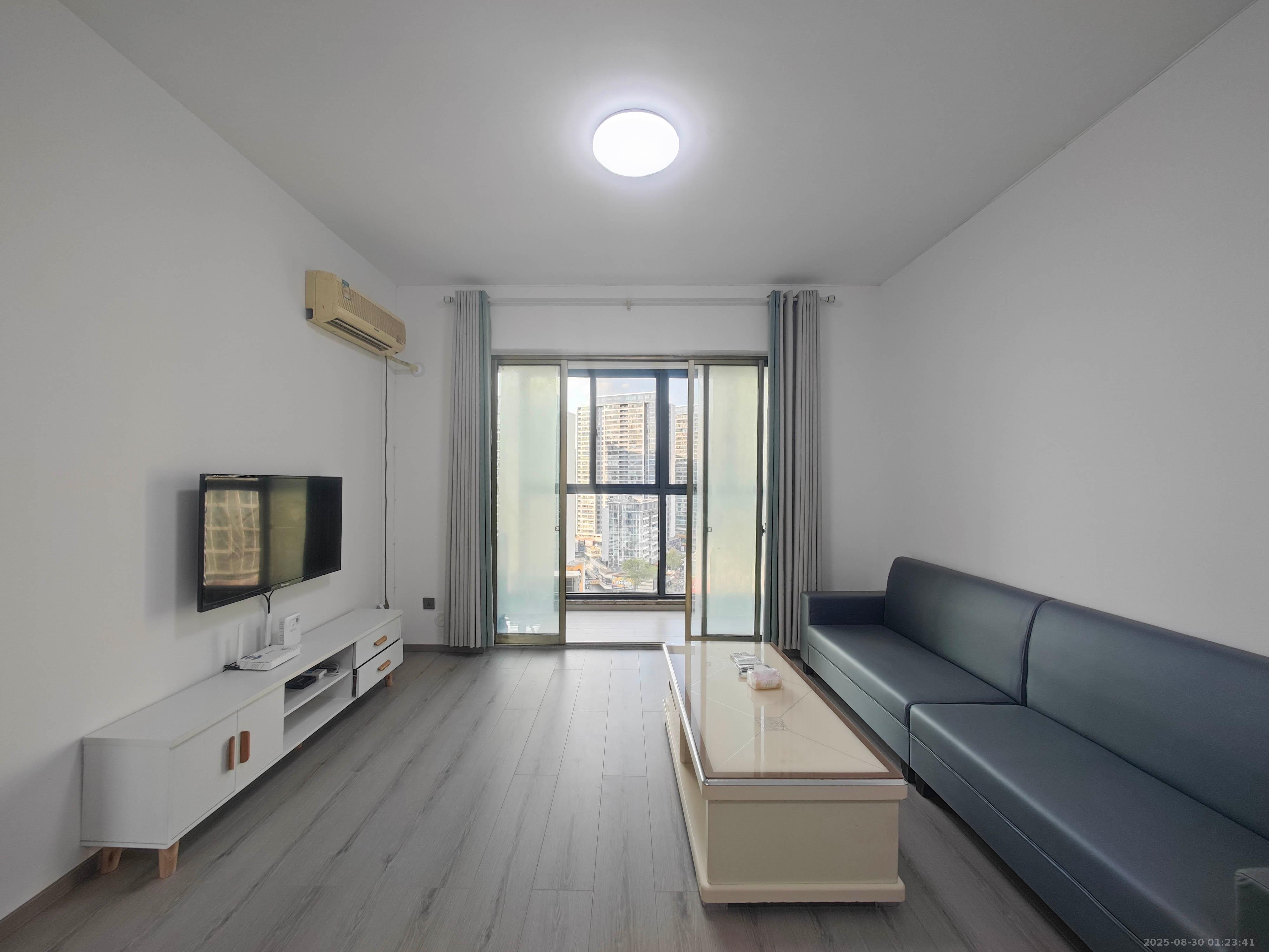 岳泰理想城  3室2厅2卫    90.0万 岳泰理想城  3室2厅2卫    90.0万客厅