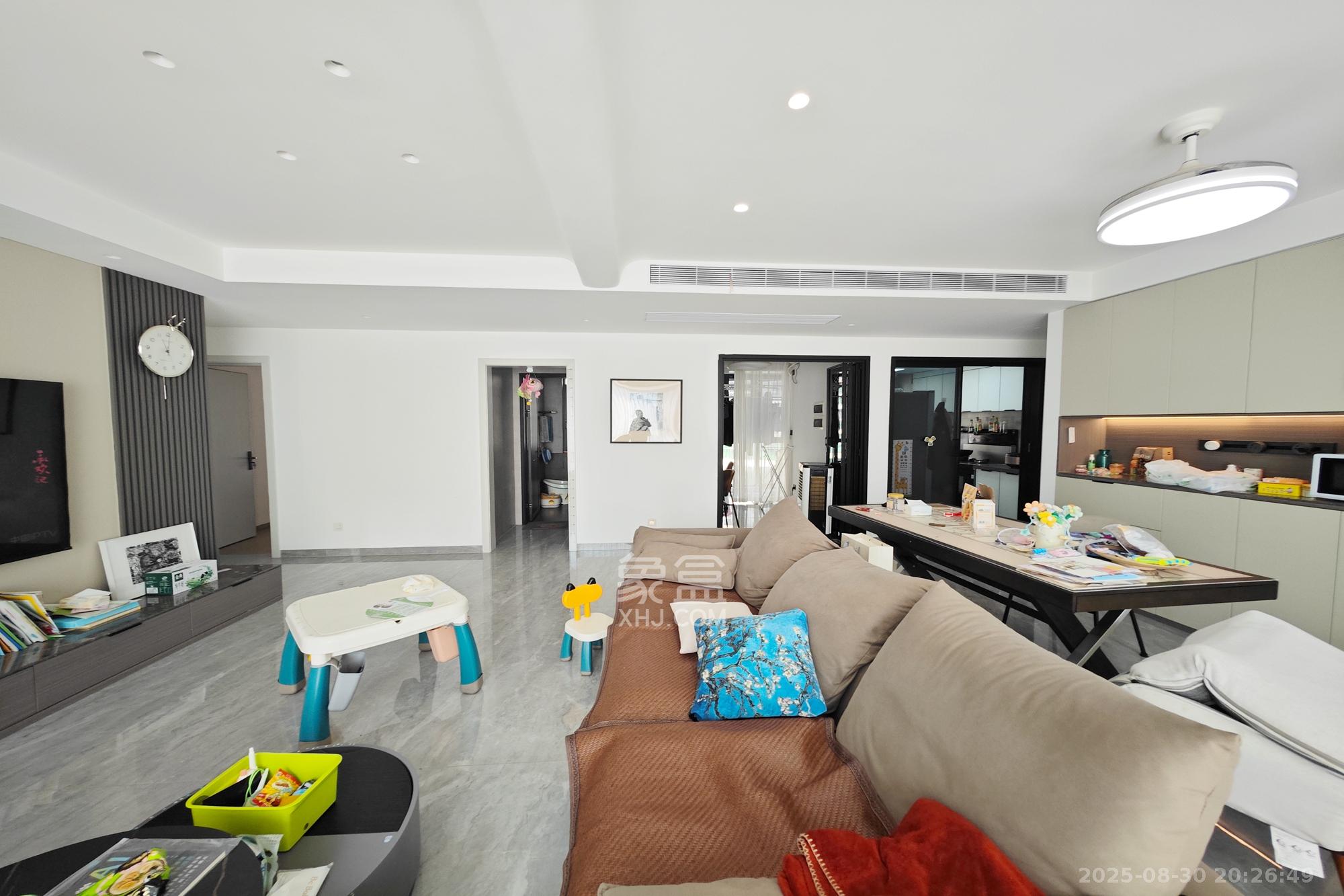 新城新世界一二三期  4室2厅2卫    150.0万 新城新世界一二三期  4室2厅2卫    150.0万客厅