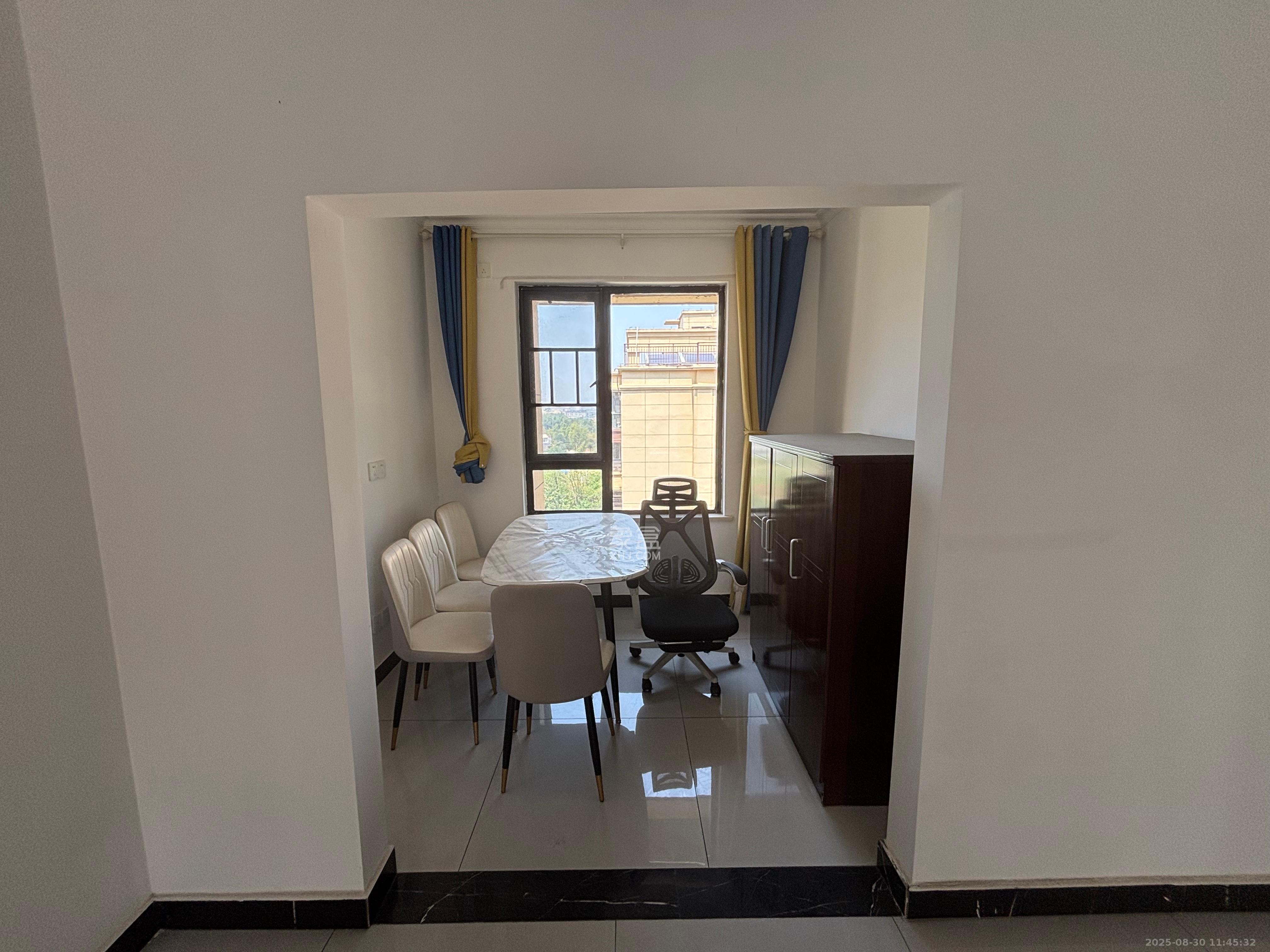 绿地海外滩二期  3室2厅2卫    2300.0元/月室内图