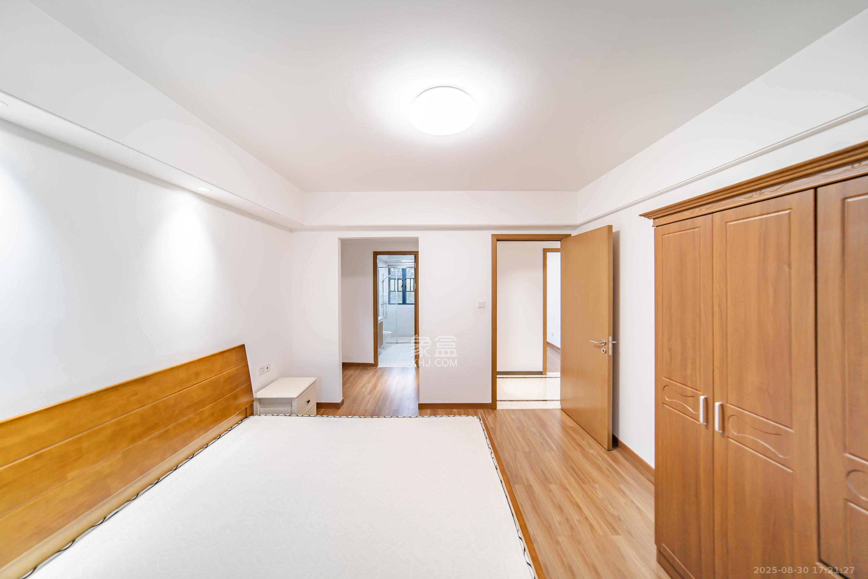 深业鹭栖府  4室2厅2卫    170.0万卧室