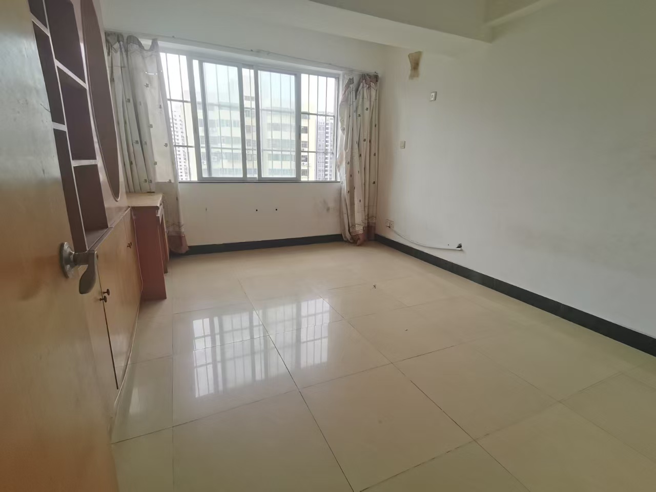 环岛大厦 3室2厅2卫 3300.0元/月 环岛大厦 3室2厅2卫 3300.0元/月室内图