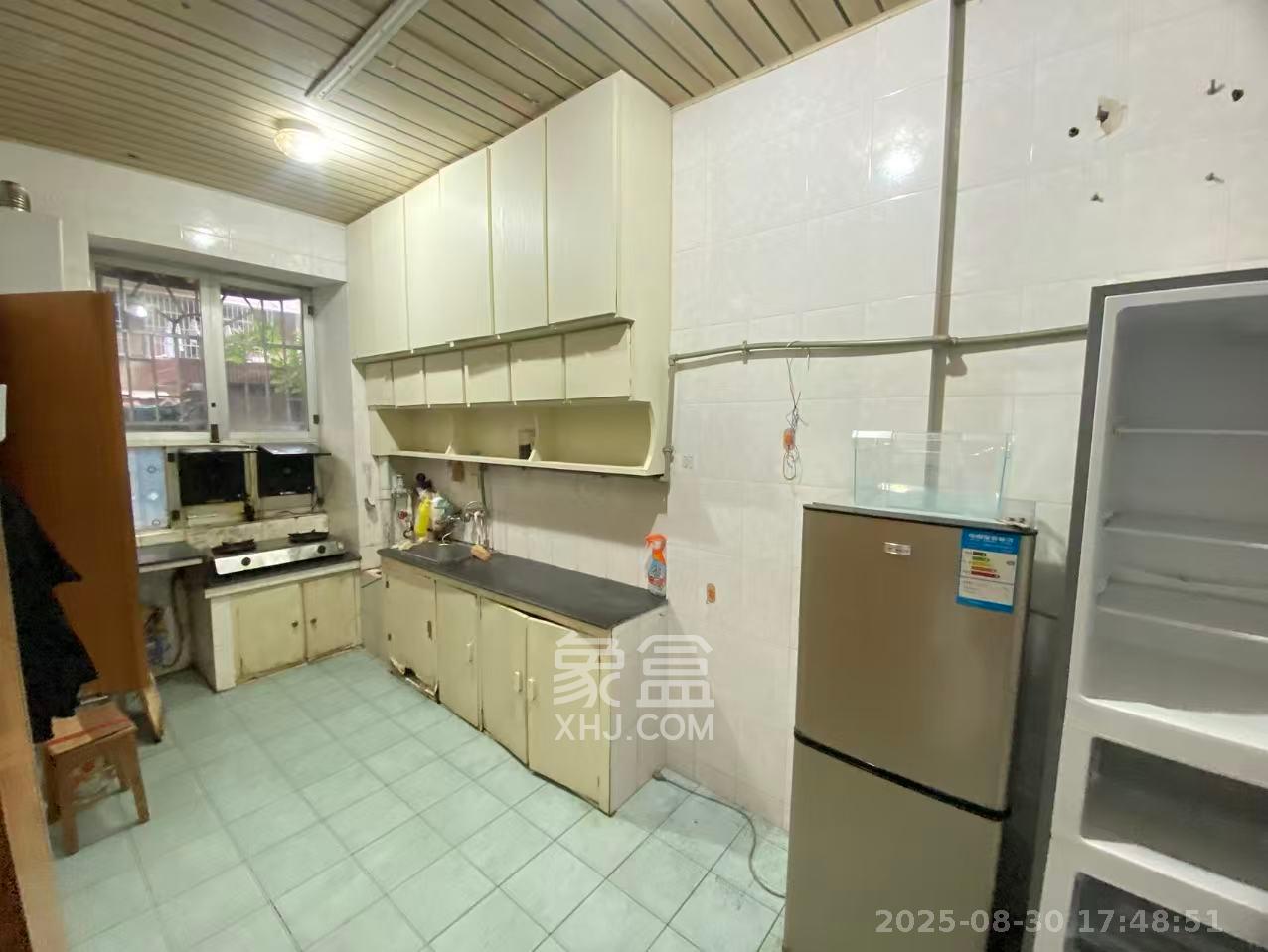 十一中学单位宿舍  3室1厅1卫    2000.0元/月室内图