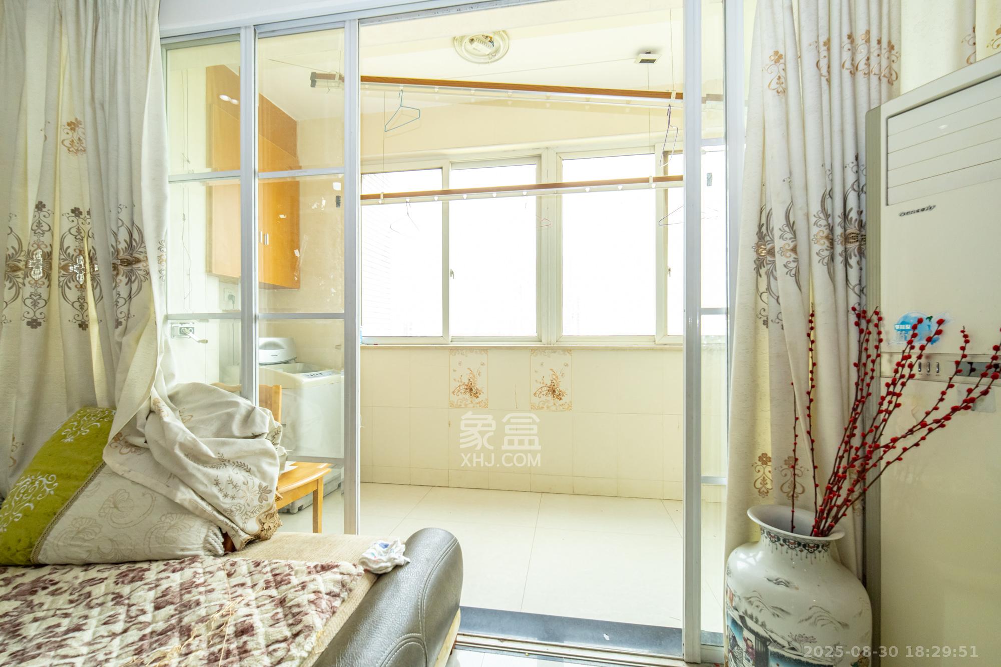 楚天中苑 3室2厅2卫 55.0万 楚天中苑 3室2厅2卫 55.0万阳台