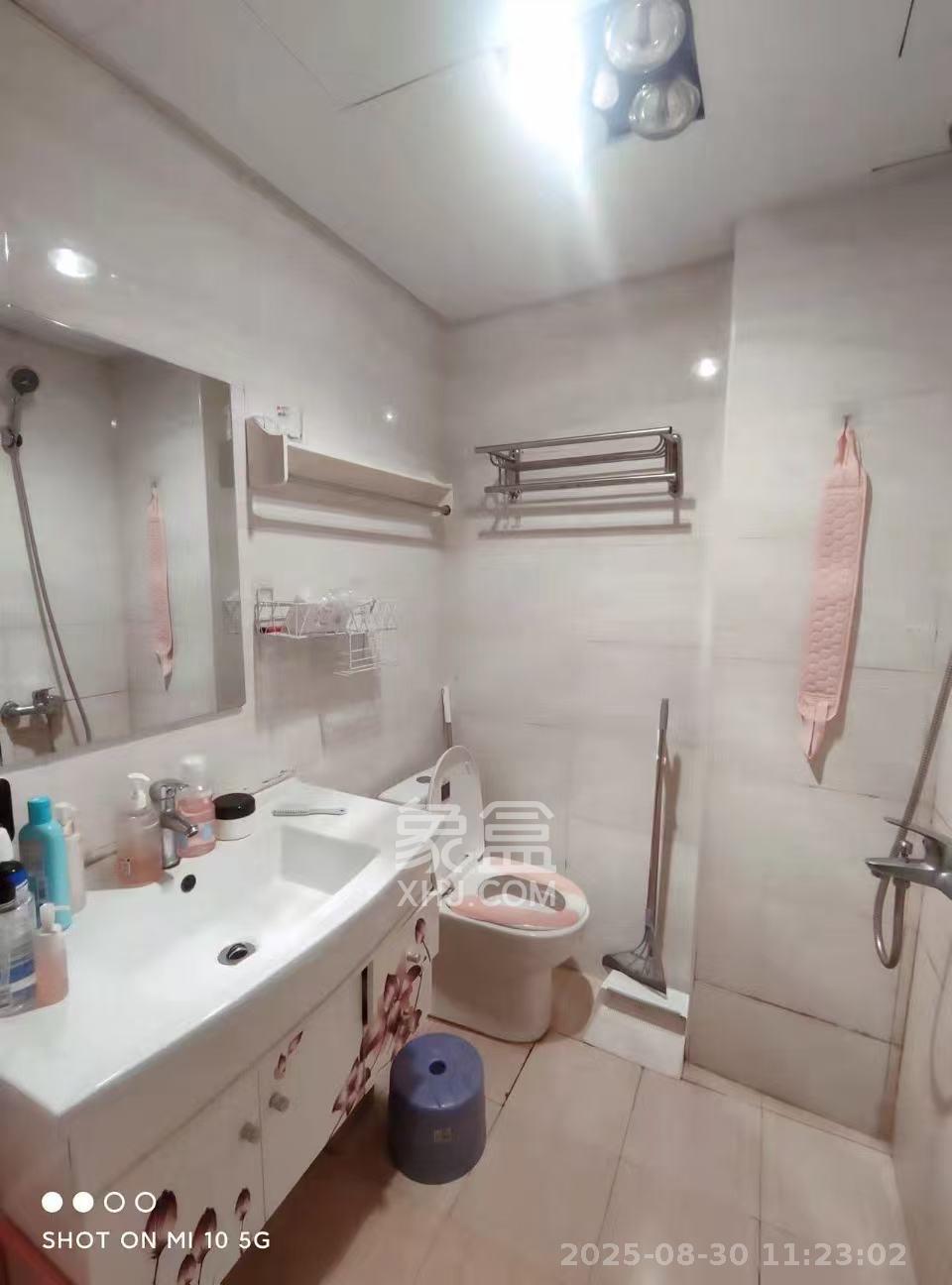 观园国际公寓  1室1厅1卫    1500.0元/月室内图