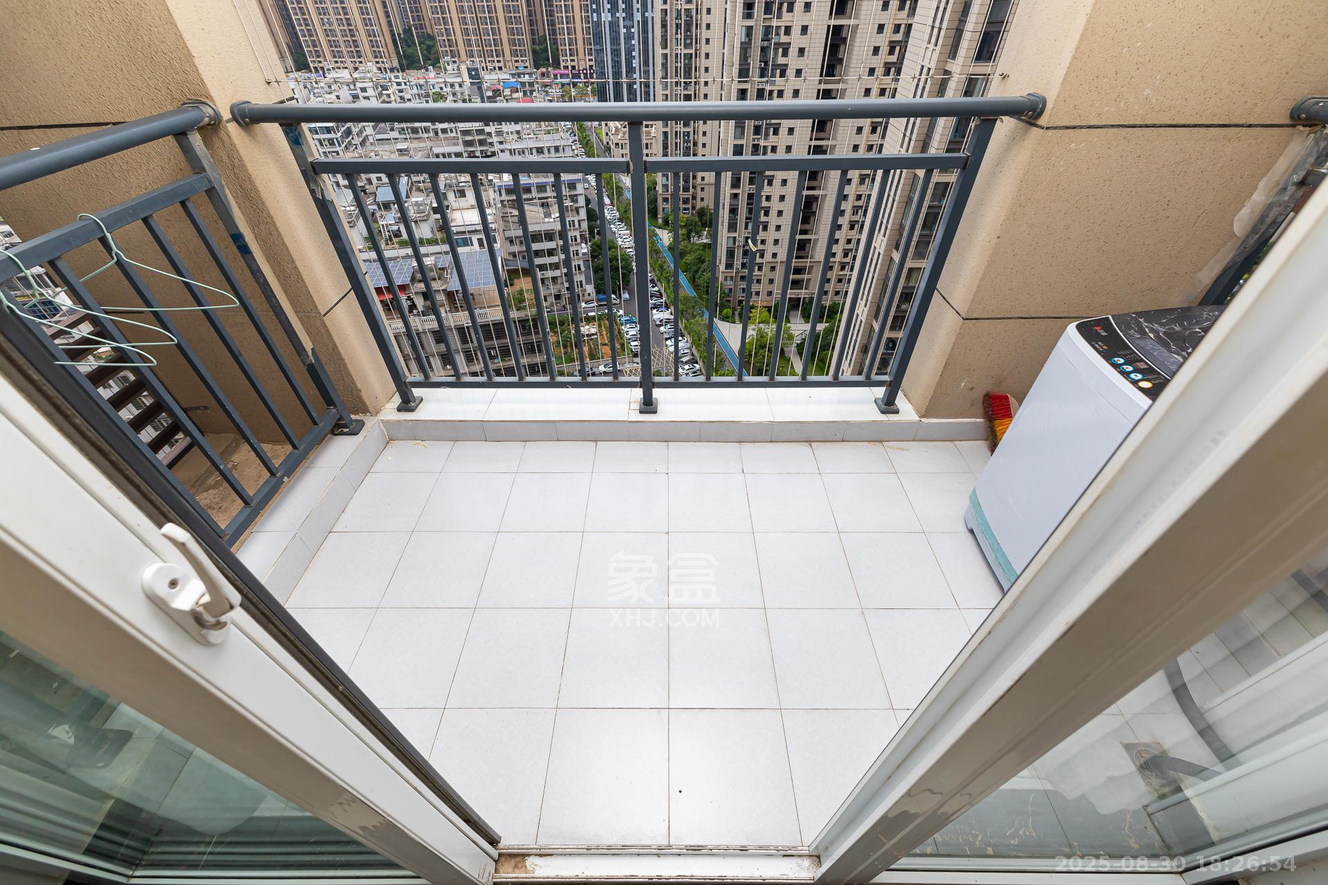 嘉宇银杉(嘉宇西苑) 3室2厅1卫 77.8万 嘉宇银杉(嘉宇西苑) 3室2厅1卫 77.8万阳台