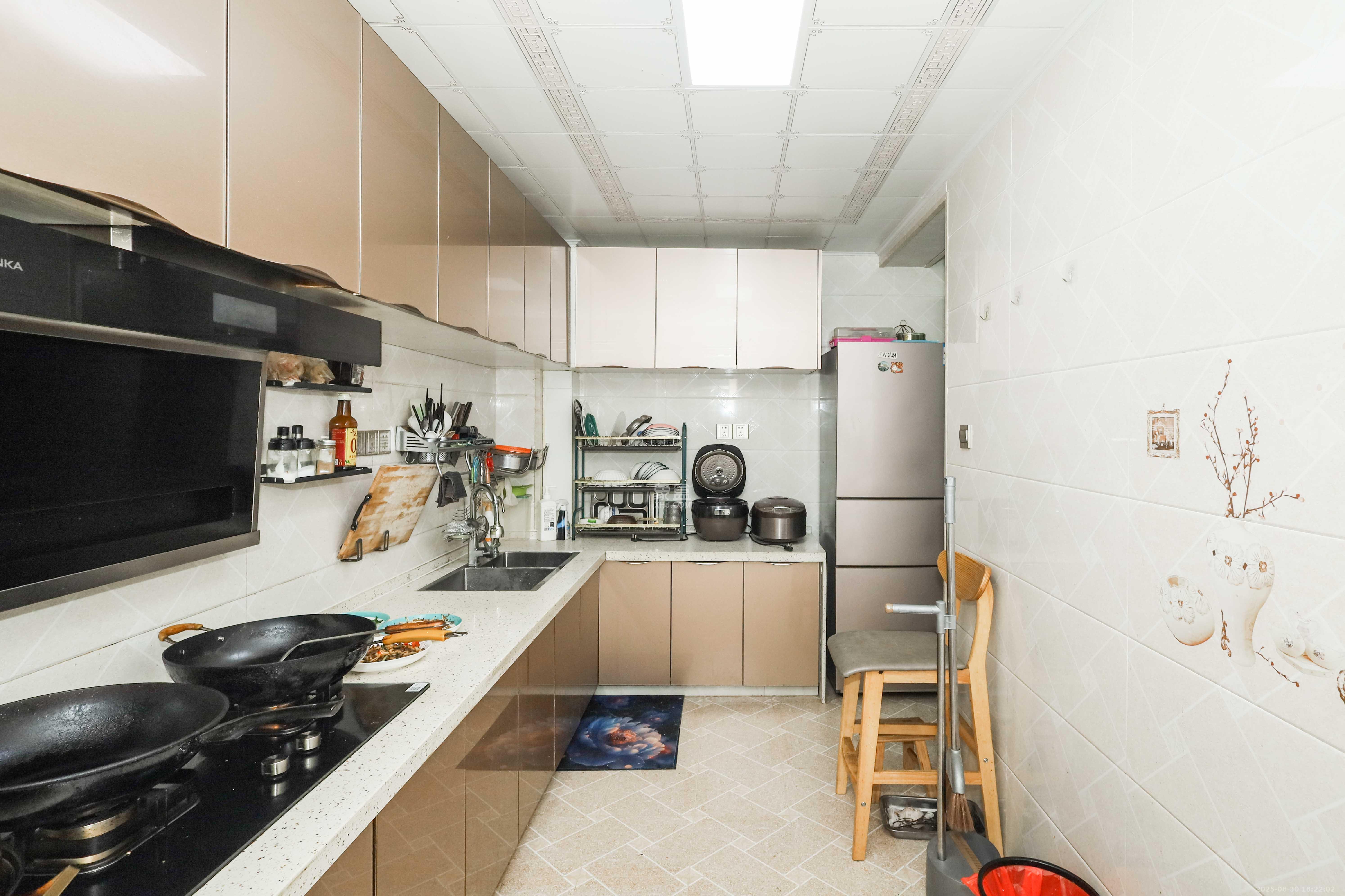 惠天然梅岭国际  3室2厅2卫    140.0万厨房