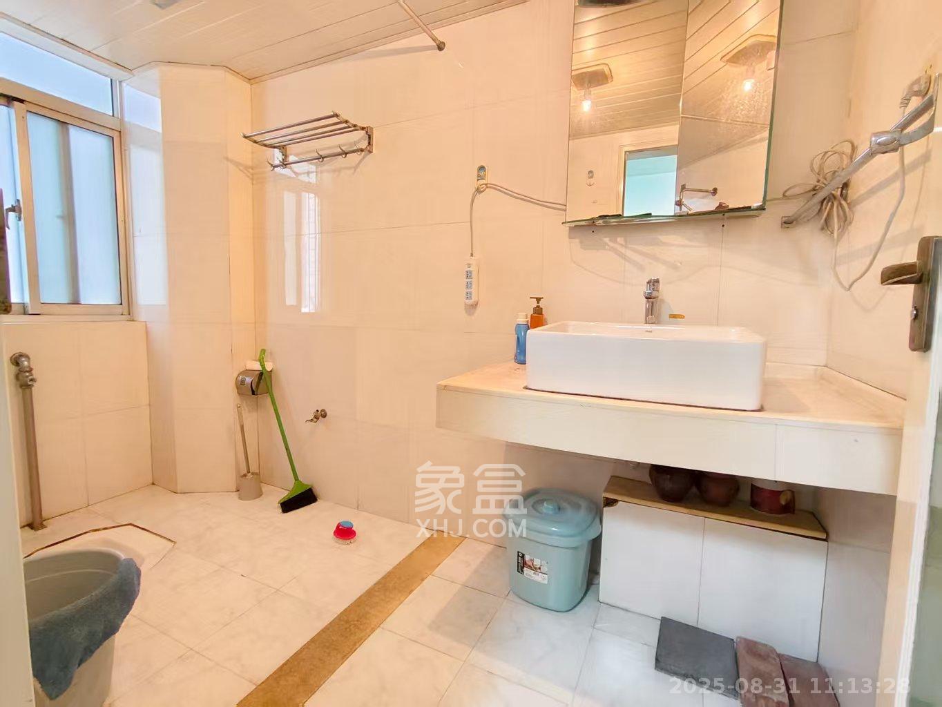 龙柏小区  4室2厅2卫    3600.0元/月 龙柏小区  4室2厅2卫    3600.0元/月室内图