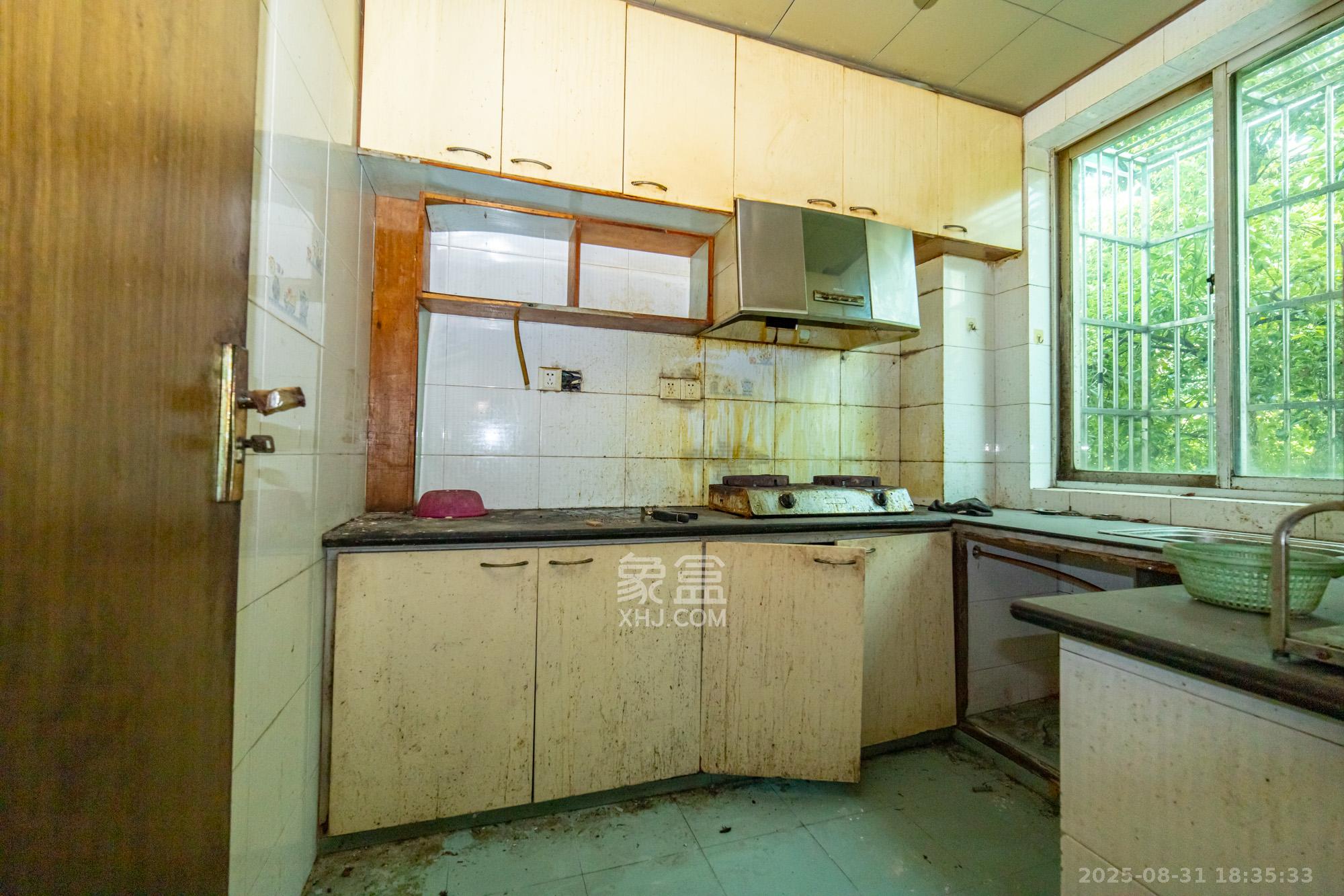 中南汽车世界  3室2厅2卫    39.0万 中南汽车世界  3室2厅2卫    39.0万厨房