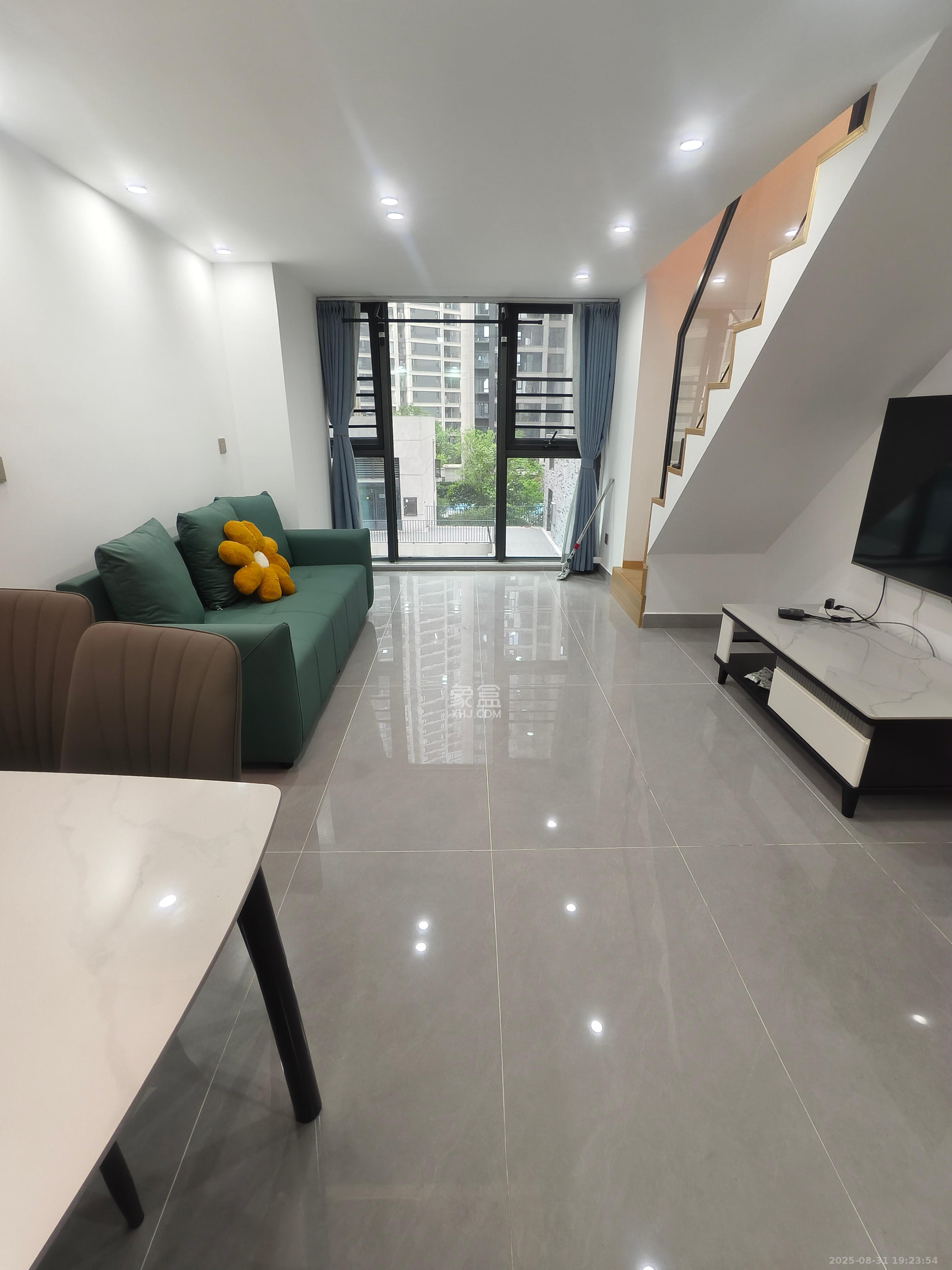 绿地V岛  2室1厅1卫    2300.0元/月 绿地V岛  2室1厅1卫    2300.0元/月