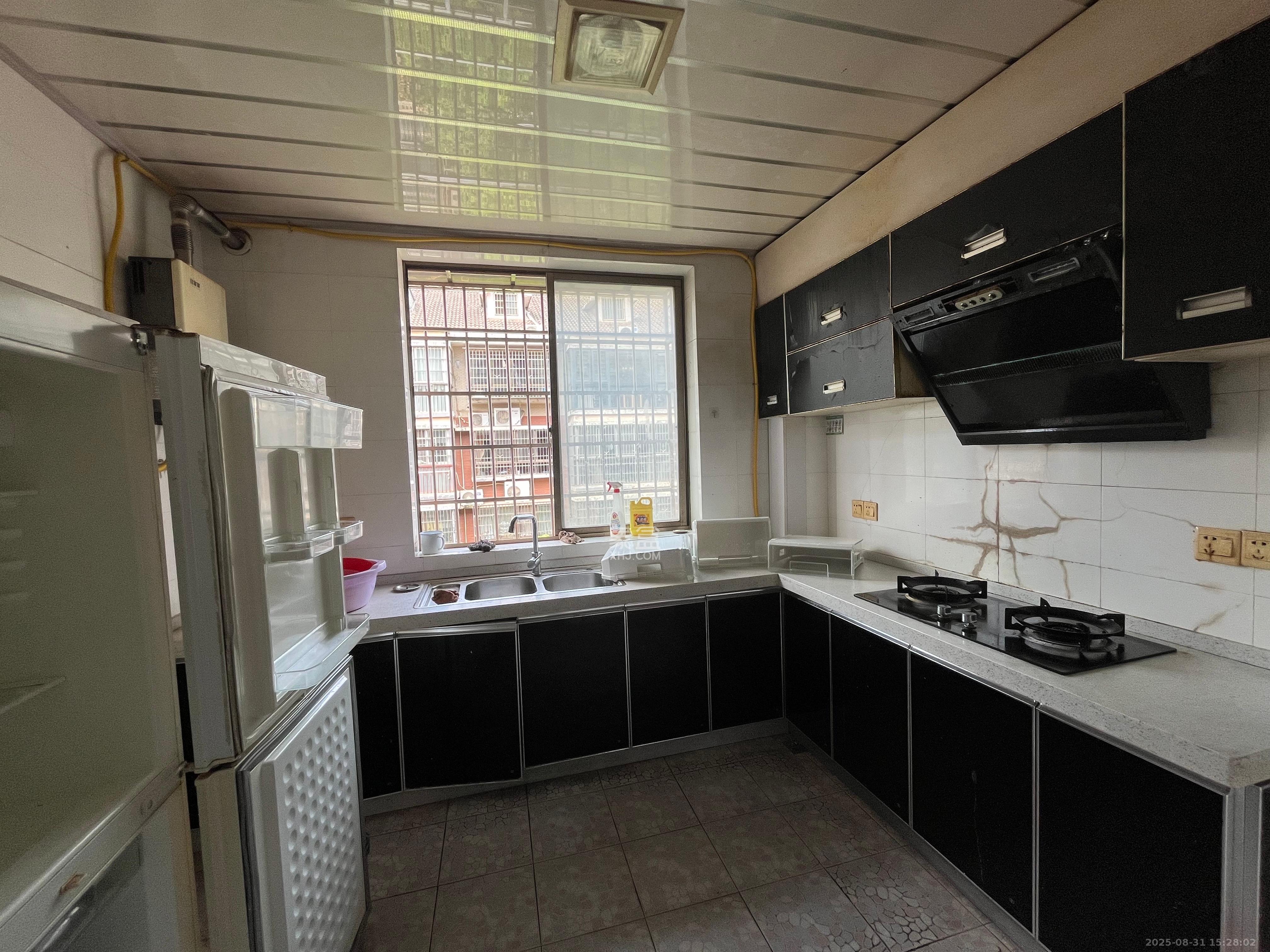 莲湖汽配城 4室2厅2卫 2000.0元/月 莲湖汽配城 4室2厅2卫 2000.0元/月室内图