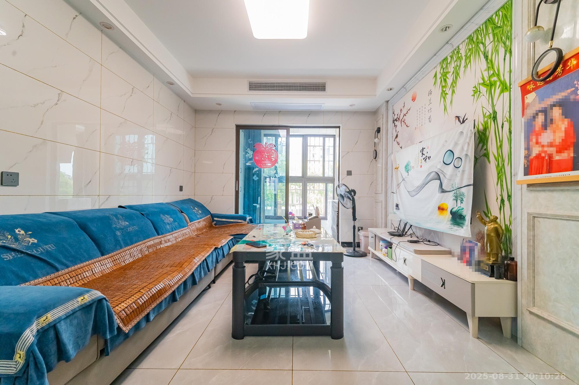 华润置地广场二期  3室2厅2卫    74.8万 华润置地广场二期  3室2厅2卫    74.8万客厅