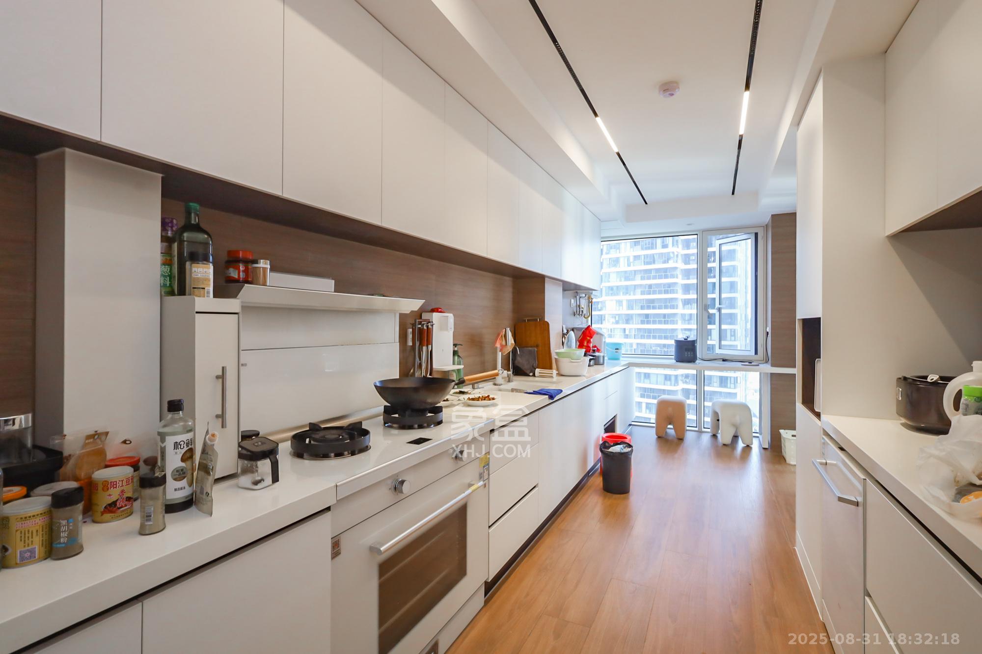 保利天禧C区  4室2厅4卫    650.0万 保利天禧C区  4室2厅4卫    650.0万厨房