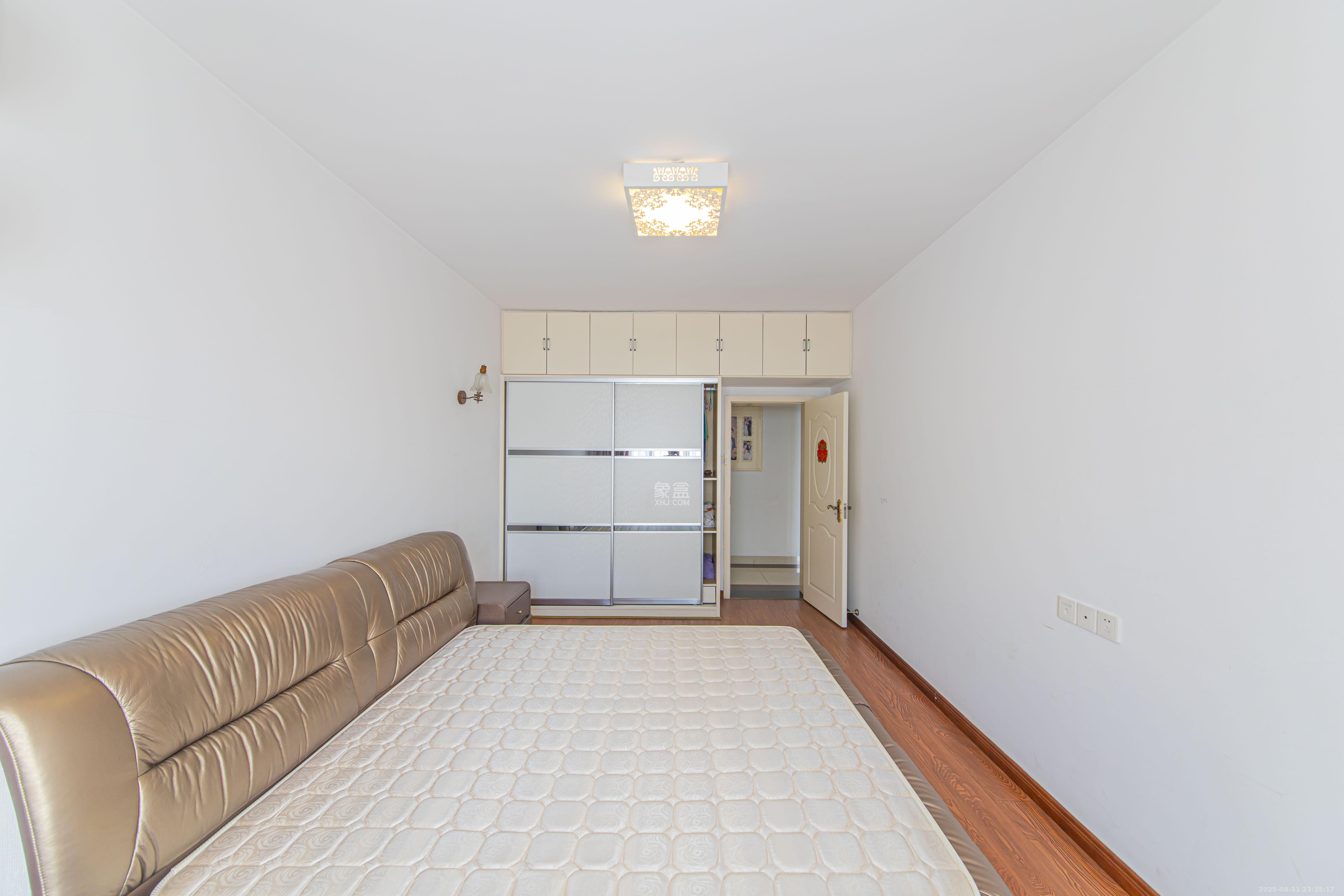 银桂苑  1室2厅2卫    160.0万卧室