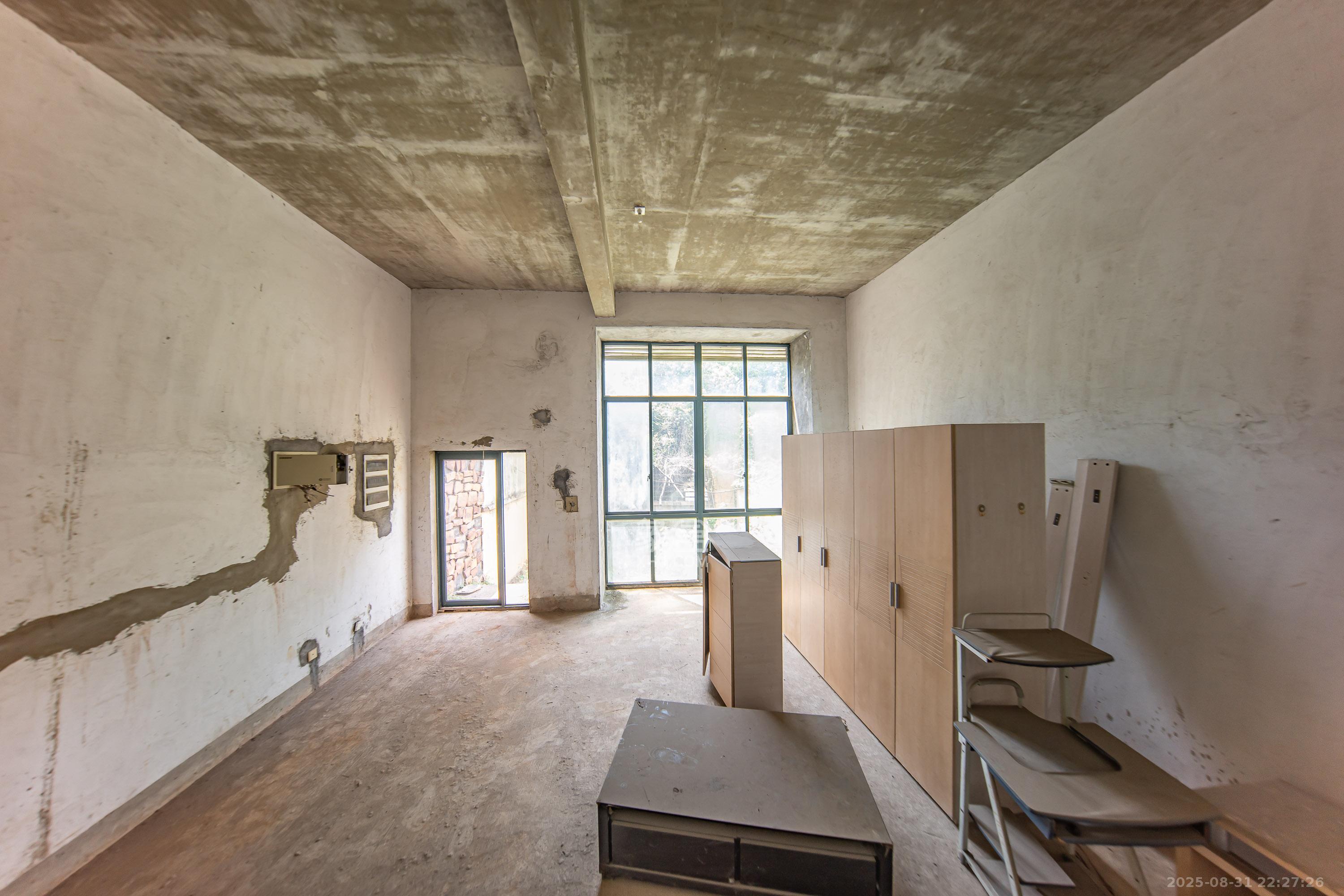 卓越麓山别墅(麓山峰境产权麓山花苑)  4室2厅3卫    208.0万 卓越麓山别墅(麓山峰境产权麓山花苑)  4室2厅3卫    208.0万客厅