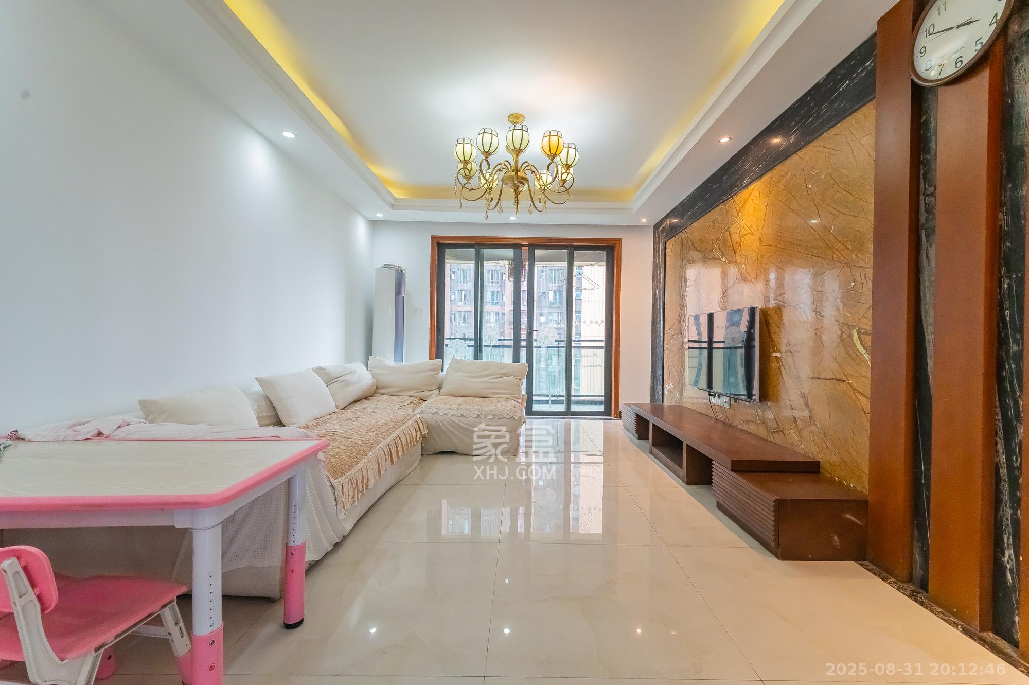 海伦春天 3室2厅2卫 81.8万 海伦春天 3室2厅2卫 81.8万客厅