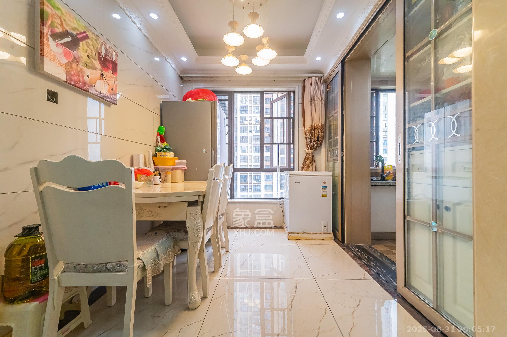 国泰九龙湾  4室2厅2卫    87.8万 国泰九龙湾  4室2厅2卫    87.8万客厅