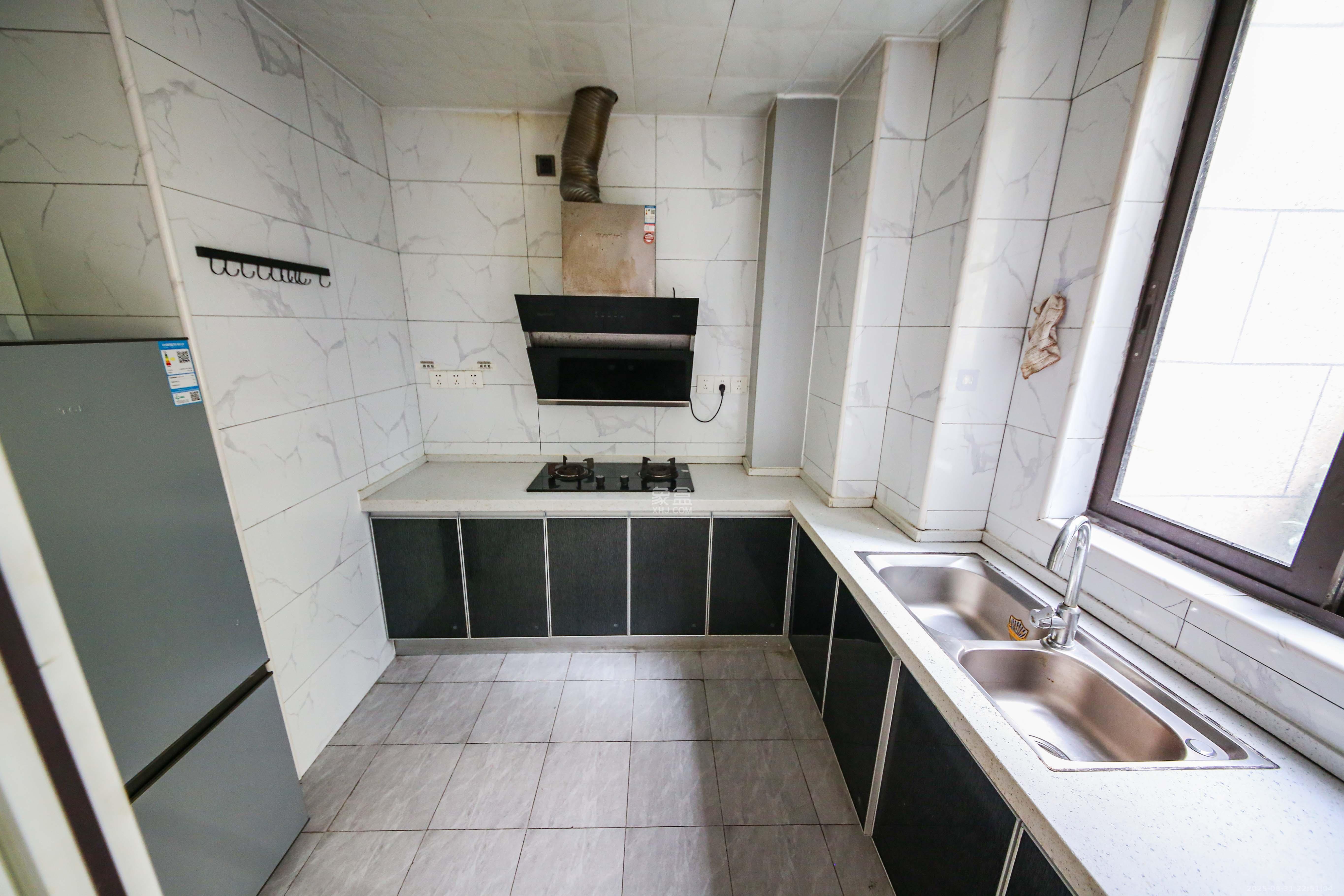 龙湖春江悦茗  4室2厅2卫    160.0万 龙湖春江悦茗  4室2厅2卫    160.0万厨房