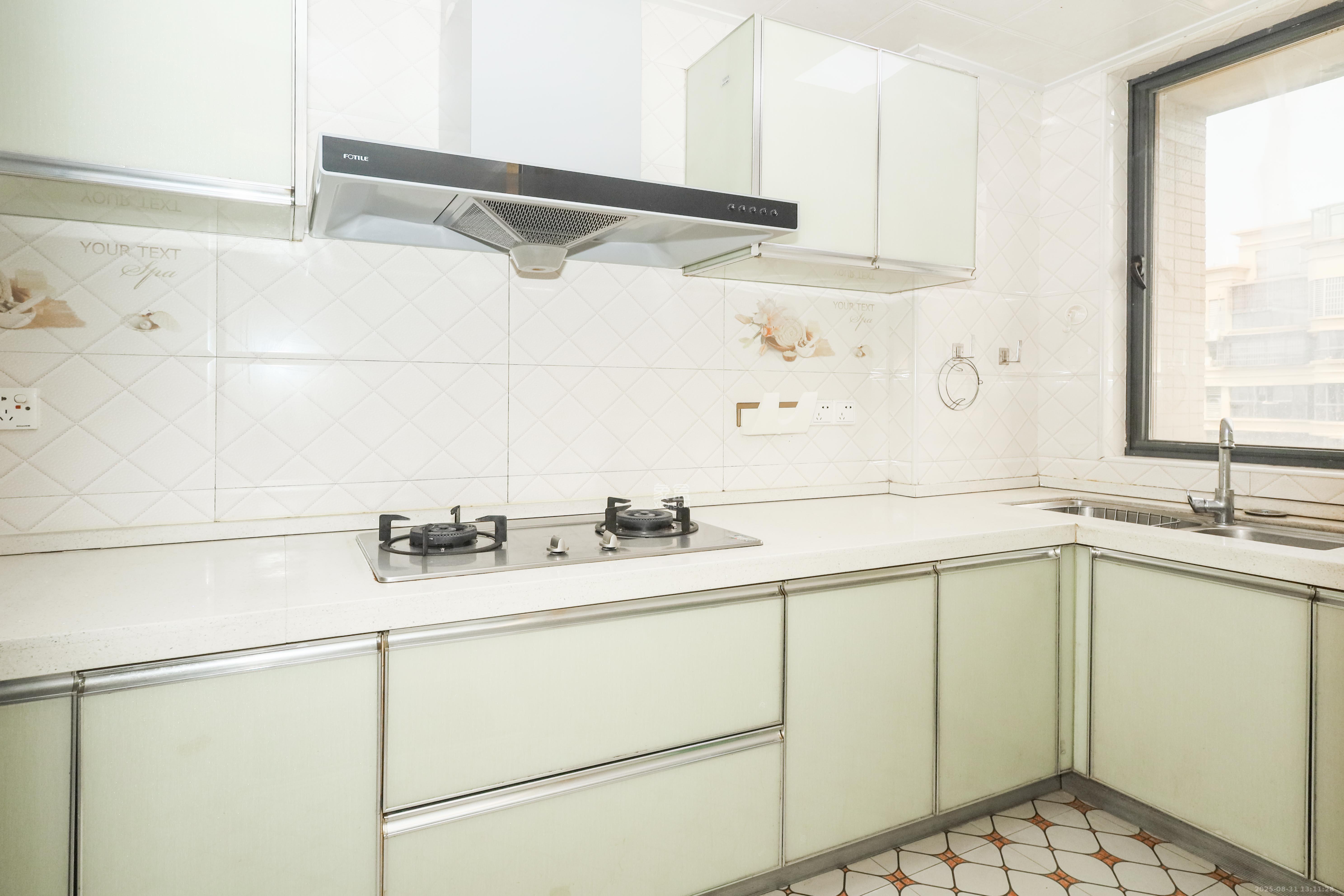 保利麓谷林语C区  3室2厅1卫    89.8万 保利麓谷林语C区  3室2厅1卫    89.8万厨房