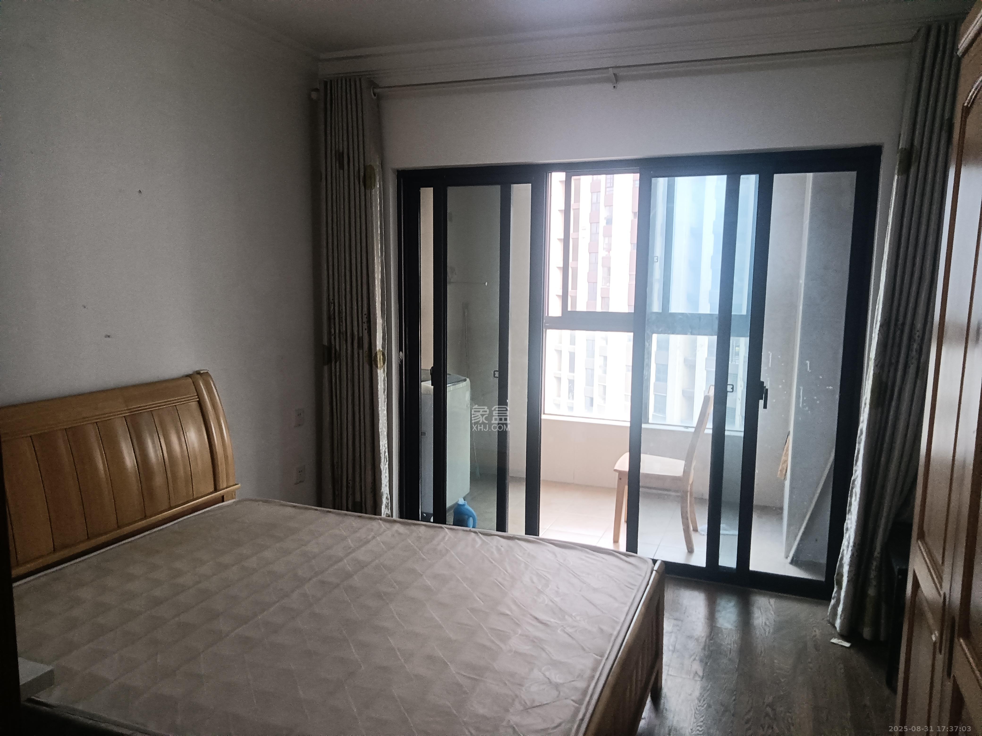 绿地中央广场  2室2厅1卫    2300.0元/月室内图