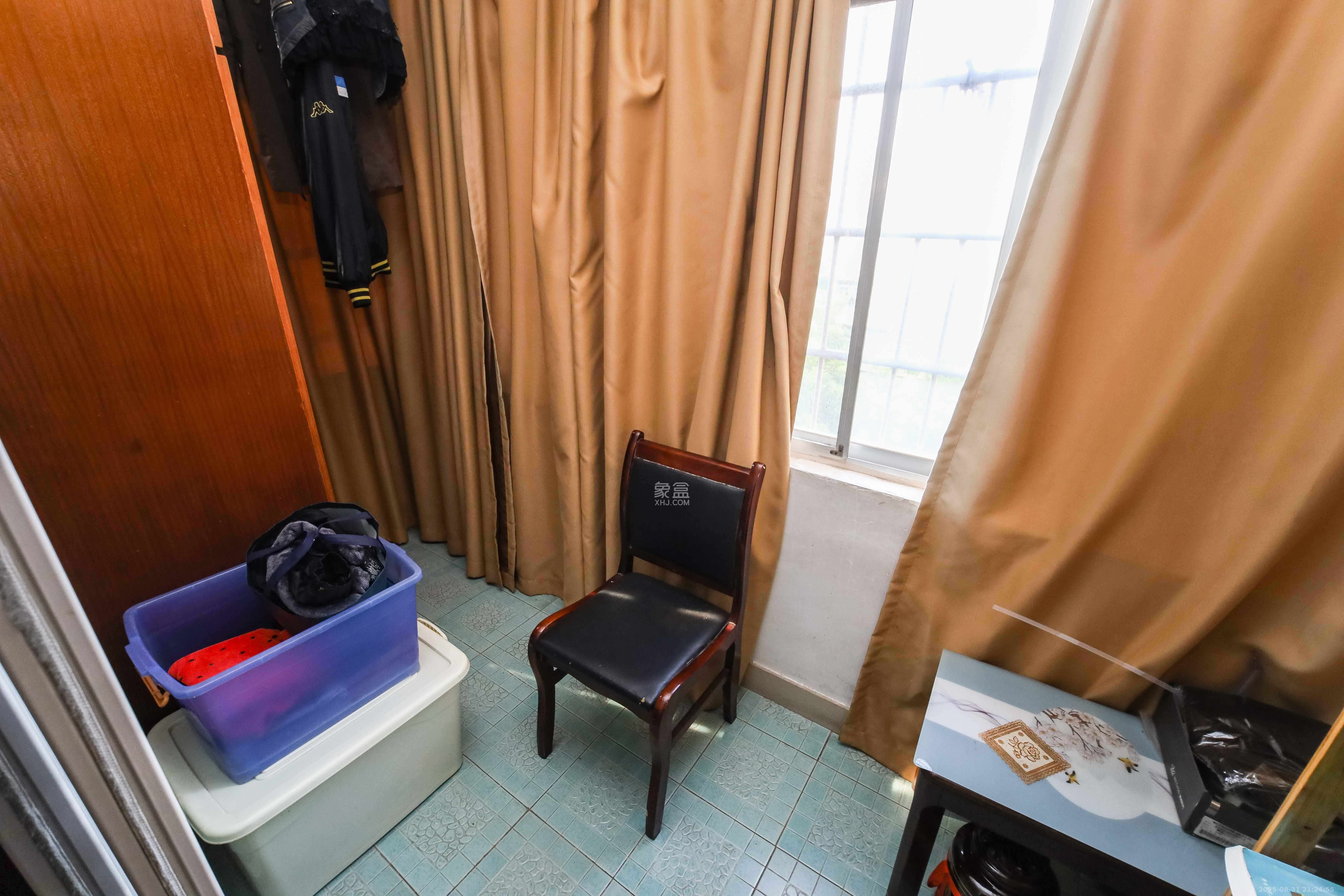 雄踞都市东家  2室2厅1卫    65.0万阳台