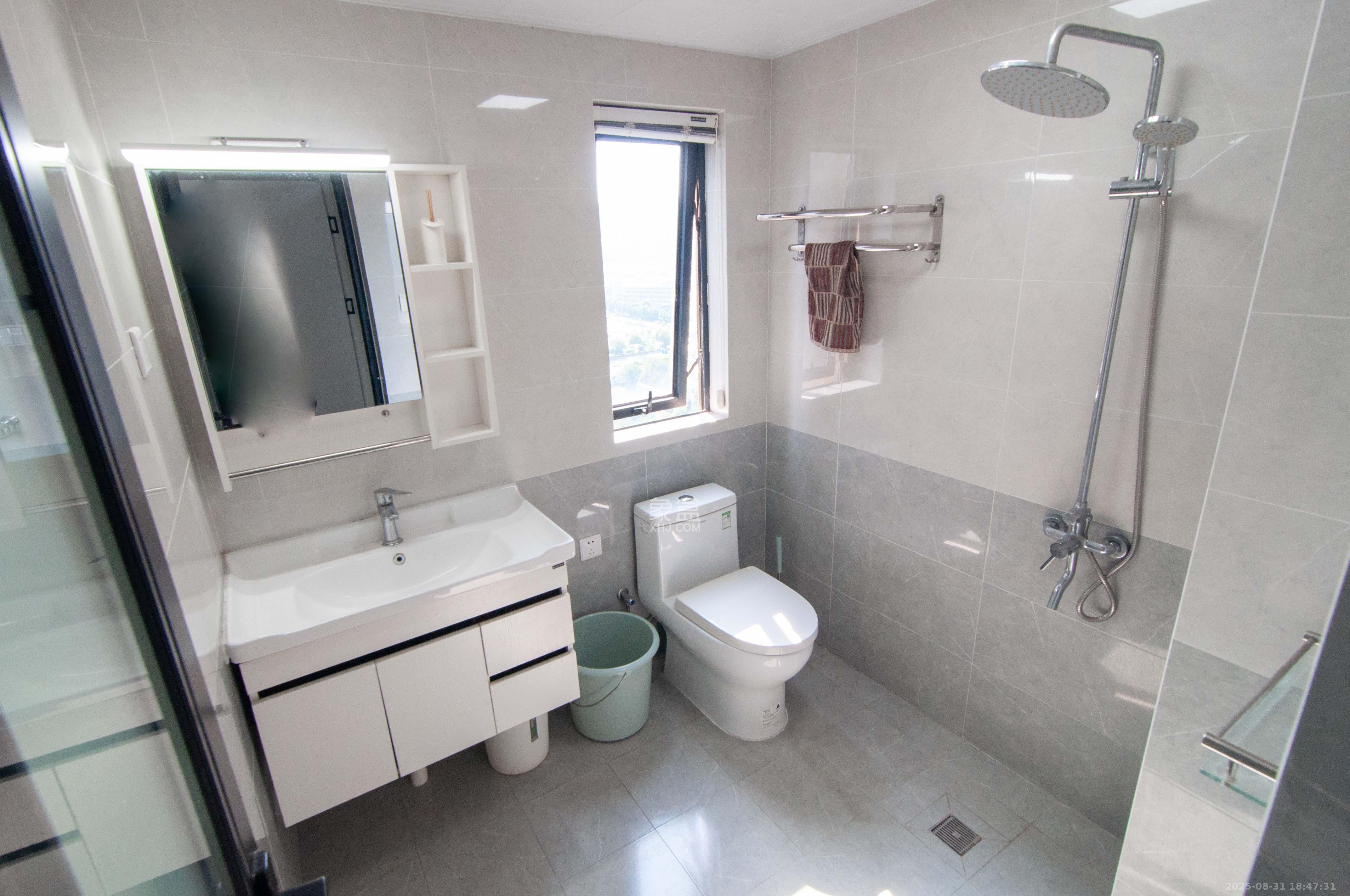 中建梅溪湖中心  4室2厅2卫    188.0万卫生间