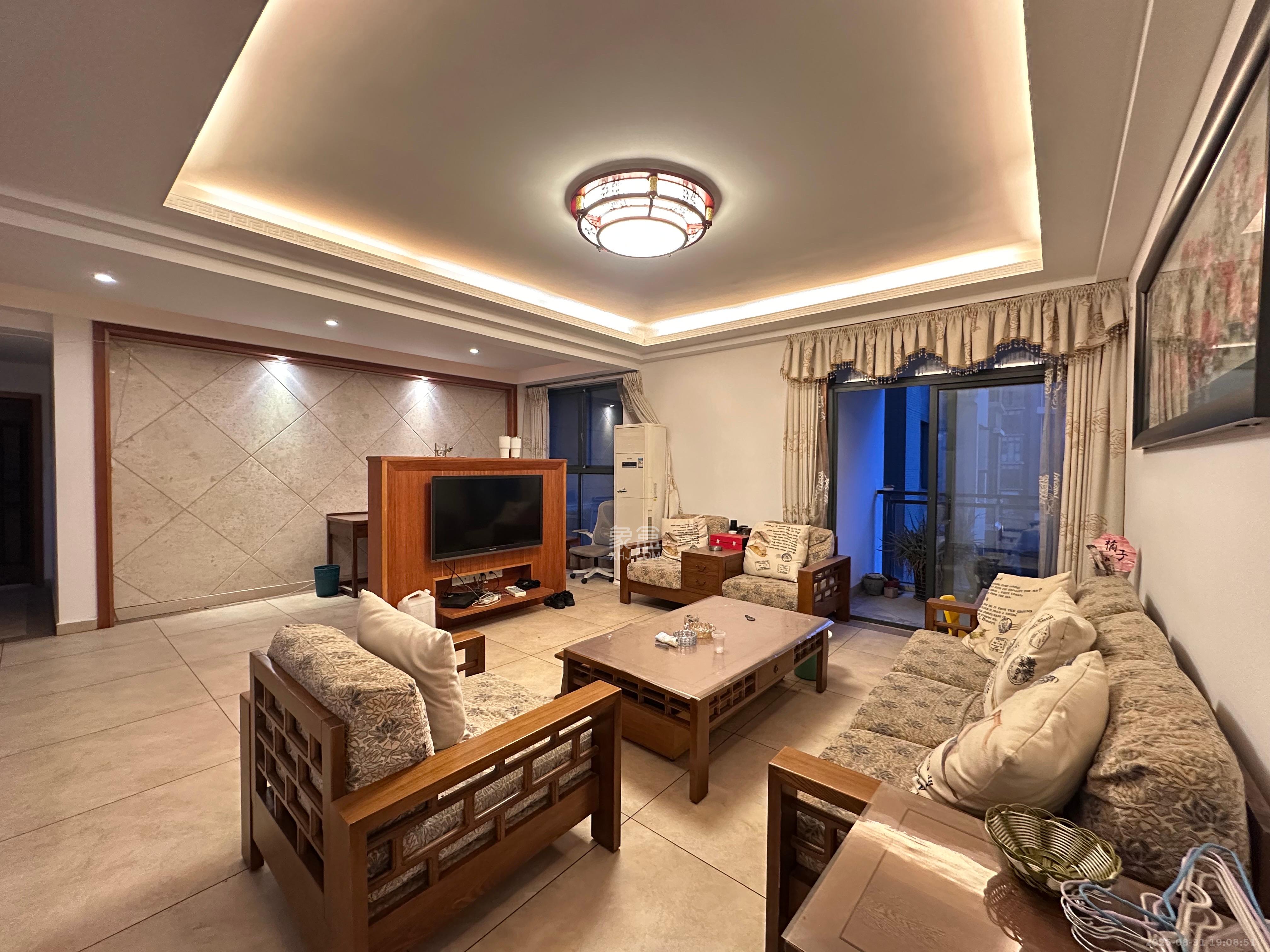 藏珑湖上国际花园  1室0厅0卫    3200.0元/月 藏珑湖上国际花园  1室0厅0卫    3200.0元/月