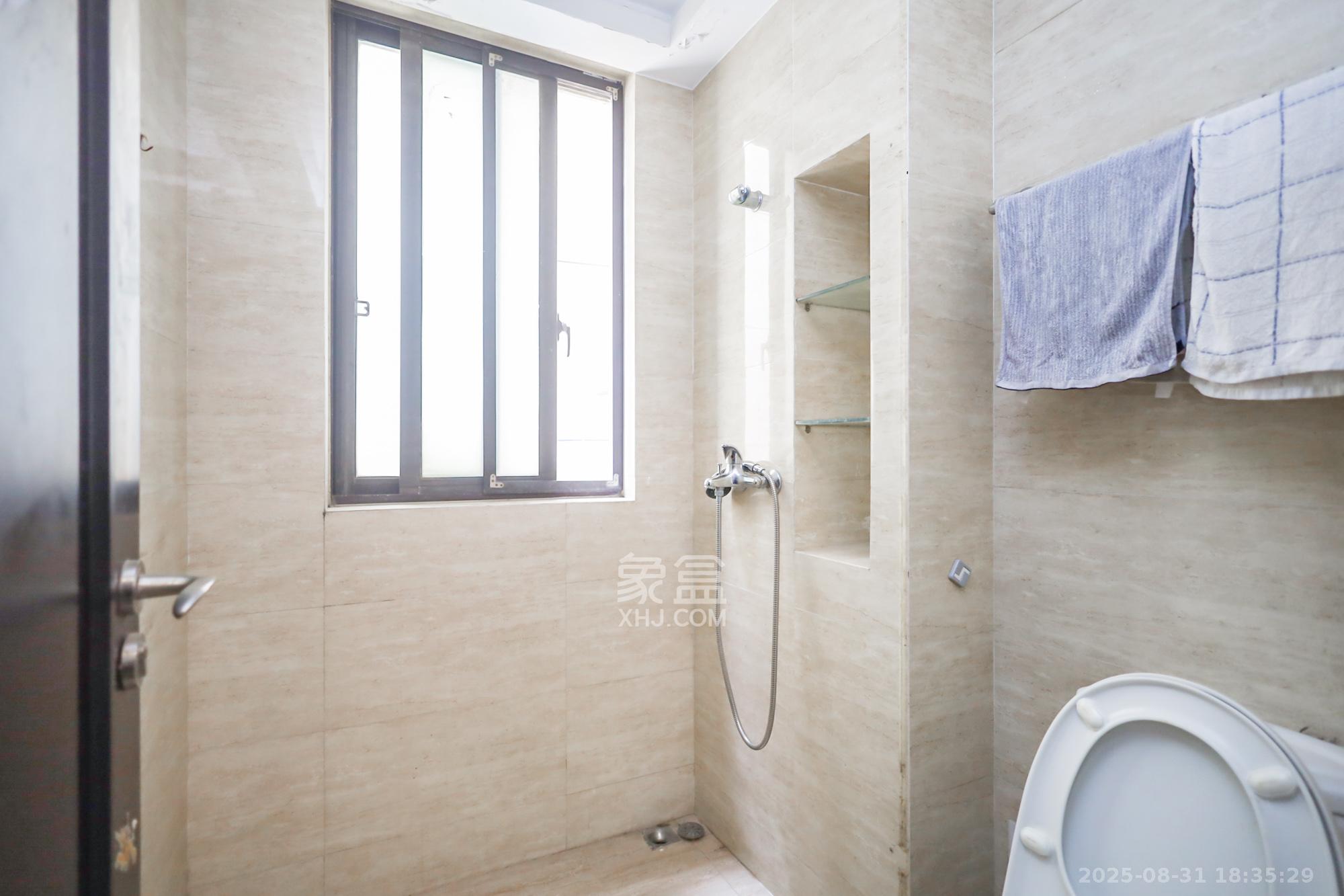 绿地中央广场  3室2厅2卫    128.0万卫生间