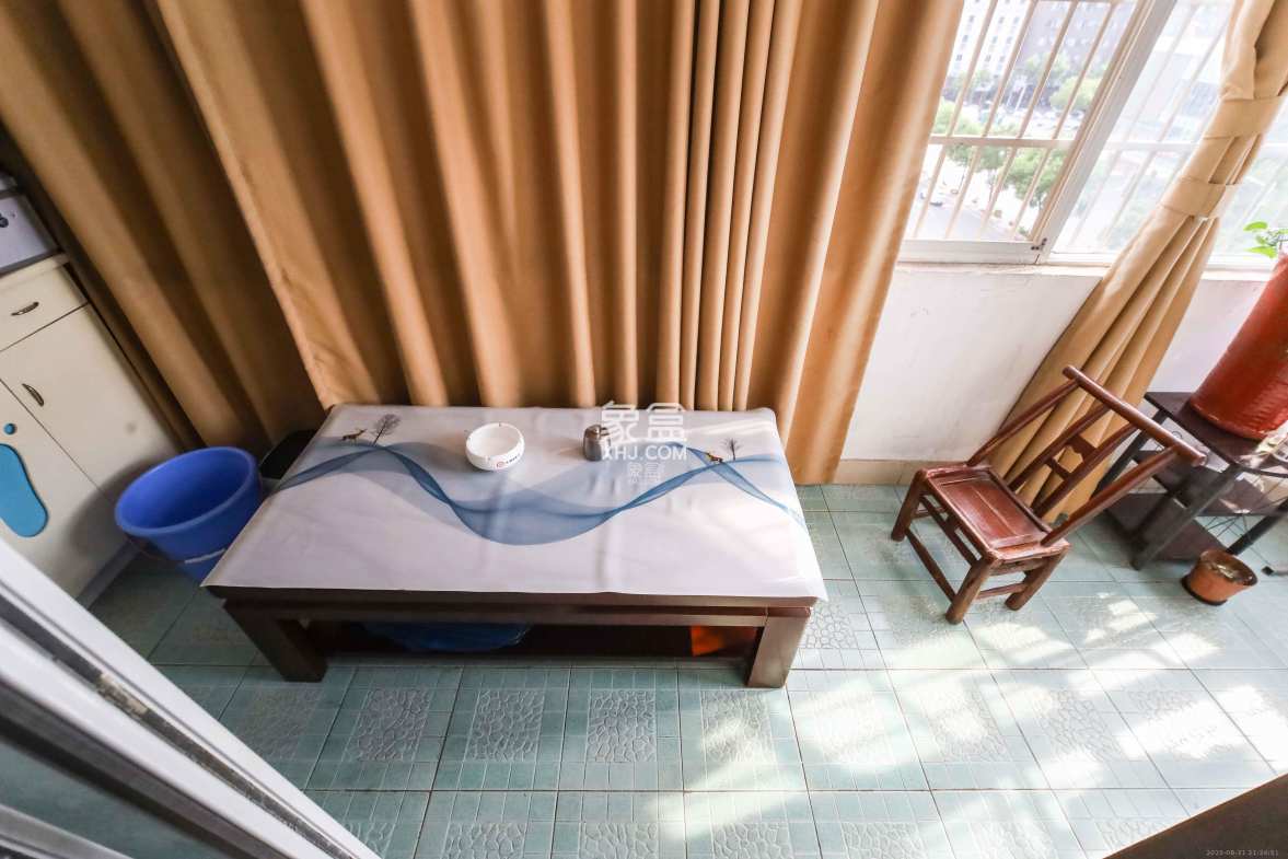 雄踞都市东家  2室2厅1卫    65.0万 雄踞都市东家  2室2厅1卫    65.0万阳台