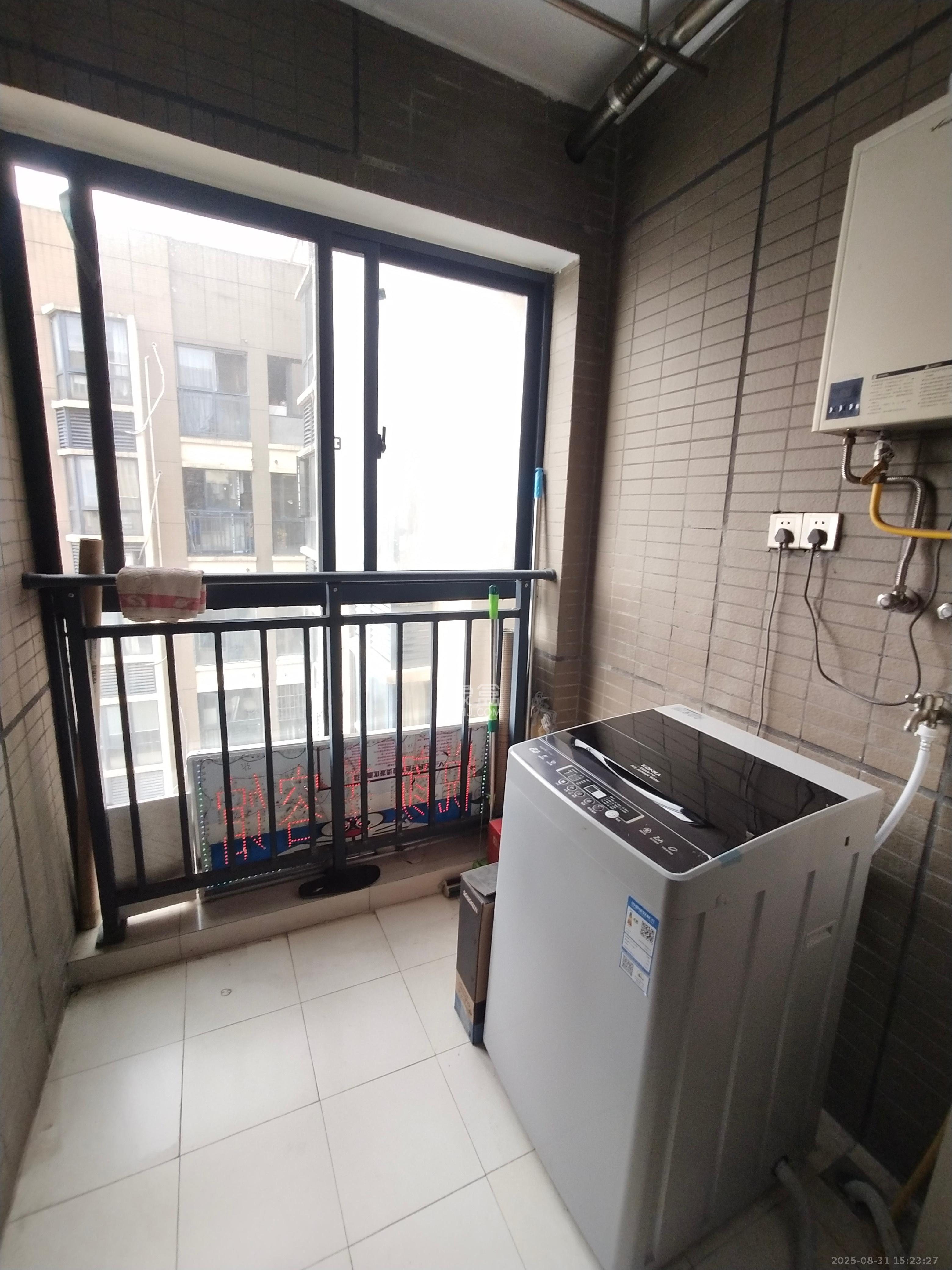 地华梅溪湖畔  1室2厅1卫    1200.0元/月 地华梅溪湖畔  1室2厅1卫    1200.0元/月室内图