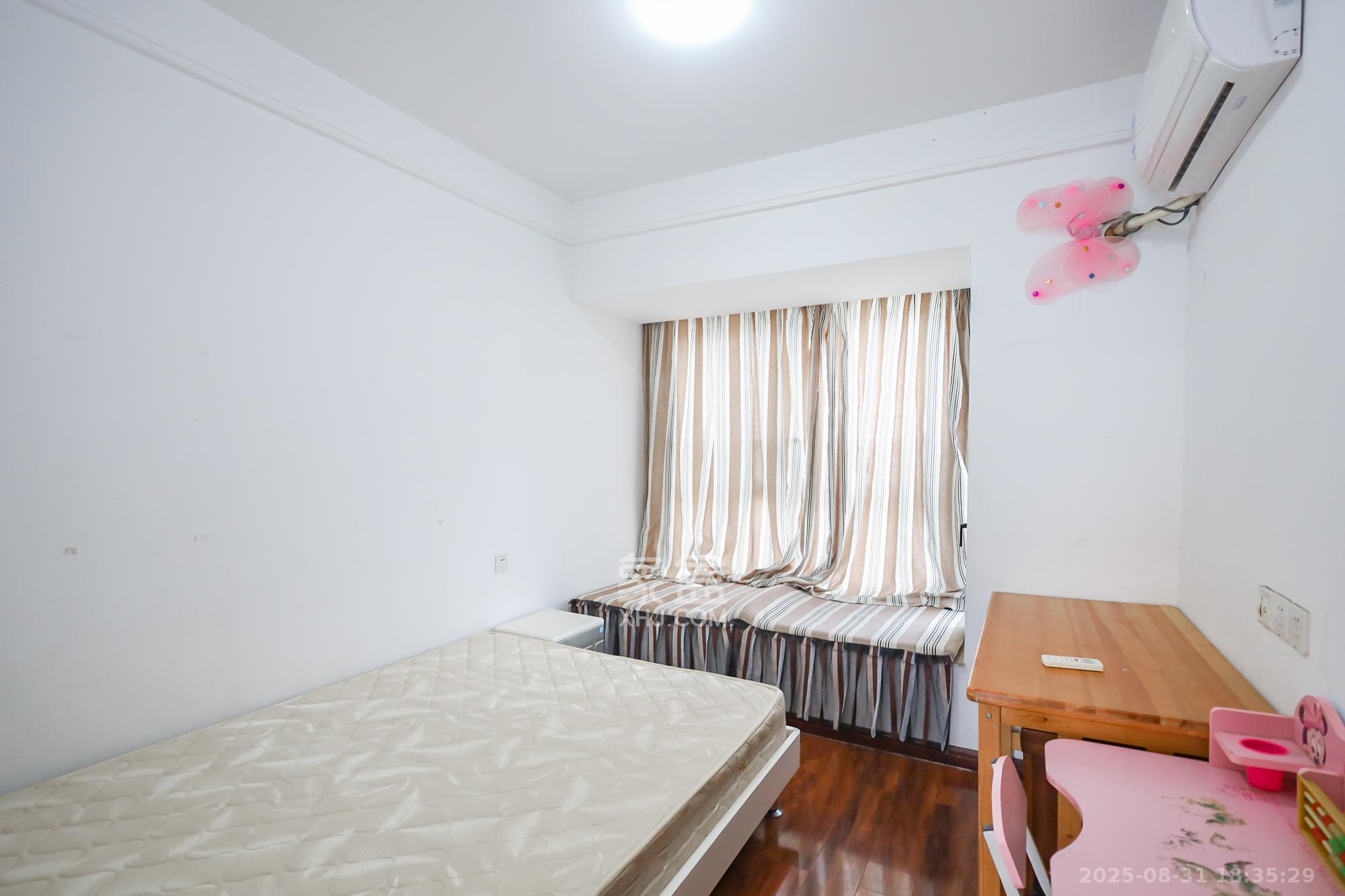 绿地中央广场  3室2厅2卫    128.0万卧室