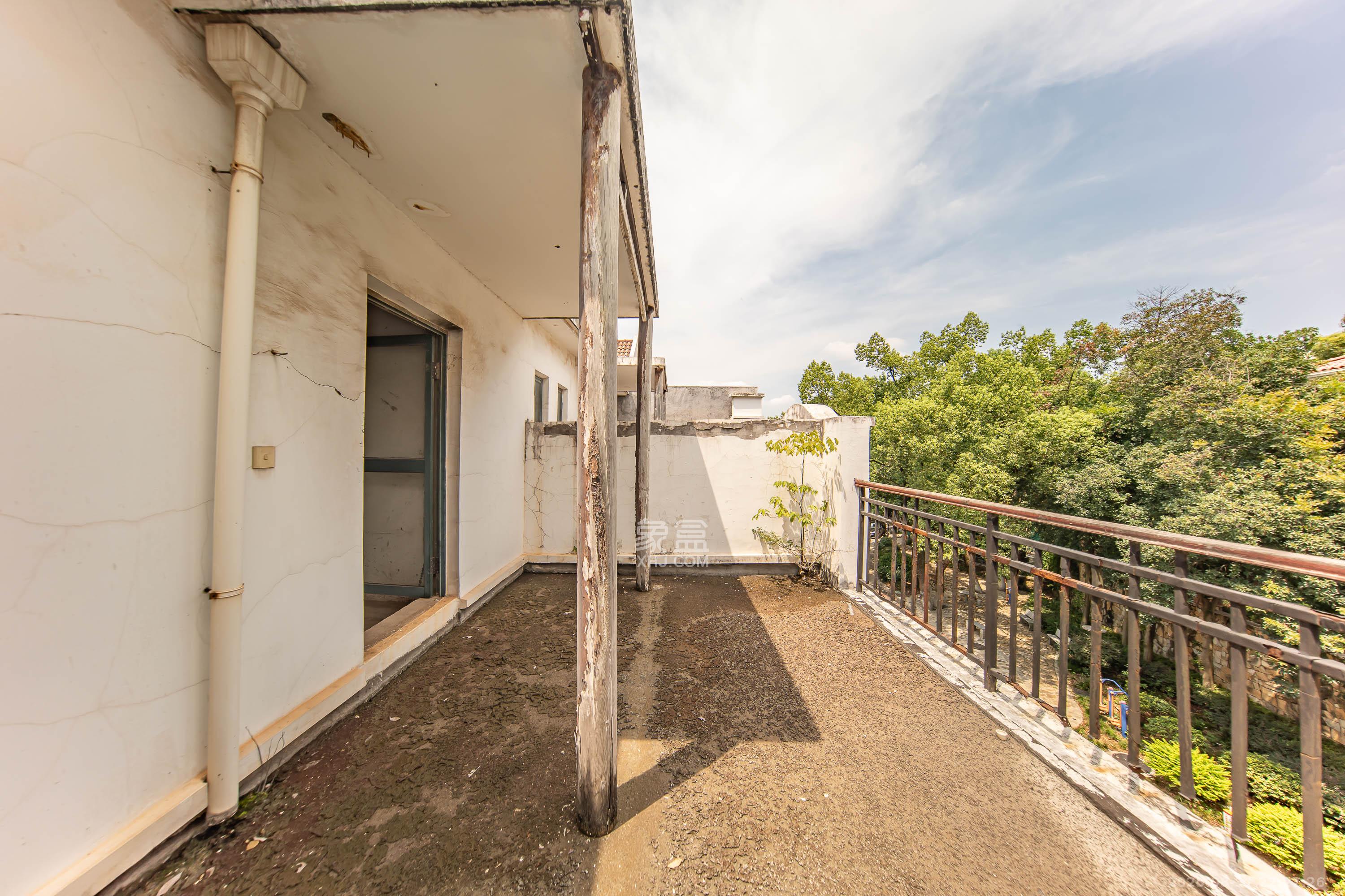 卓越麓山别墅(麓山峰境产权麓山花苑)  4室2厅3卫    208.0万 卓越麓山别墅(麓山峰境产权麓山花苑)  4室2厅3卫    208.0万阳台