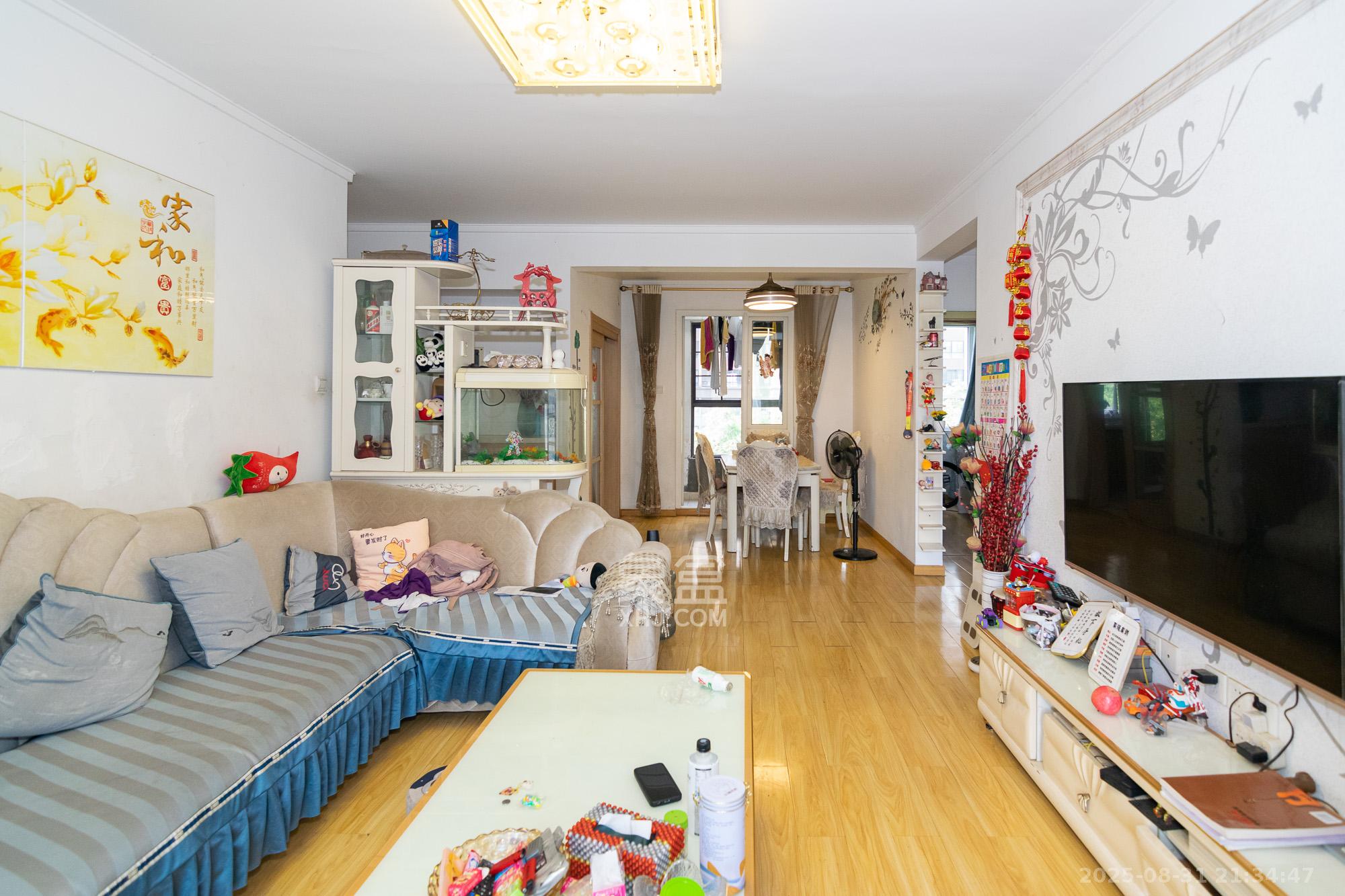 金地三千府(金地湖山樾、金地自在城)  3室2厅1卫    58.8万 金地三千府(金地湖山樾、金地自在城)  3室2厅1卫    58.8万客厅