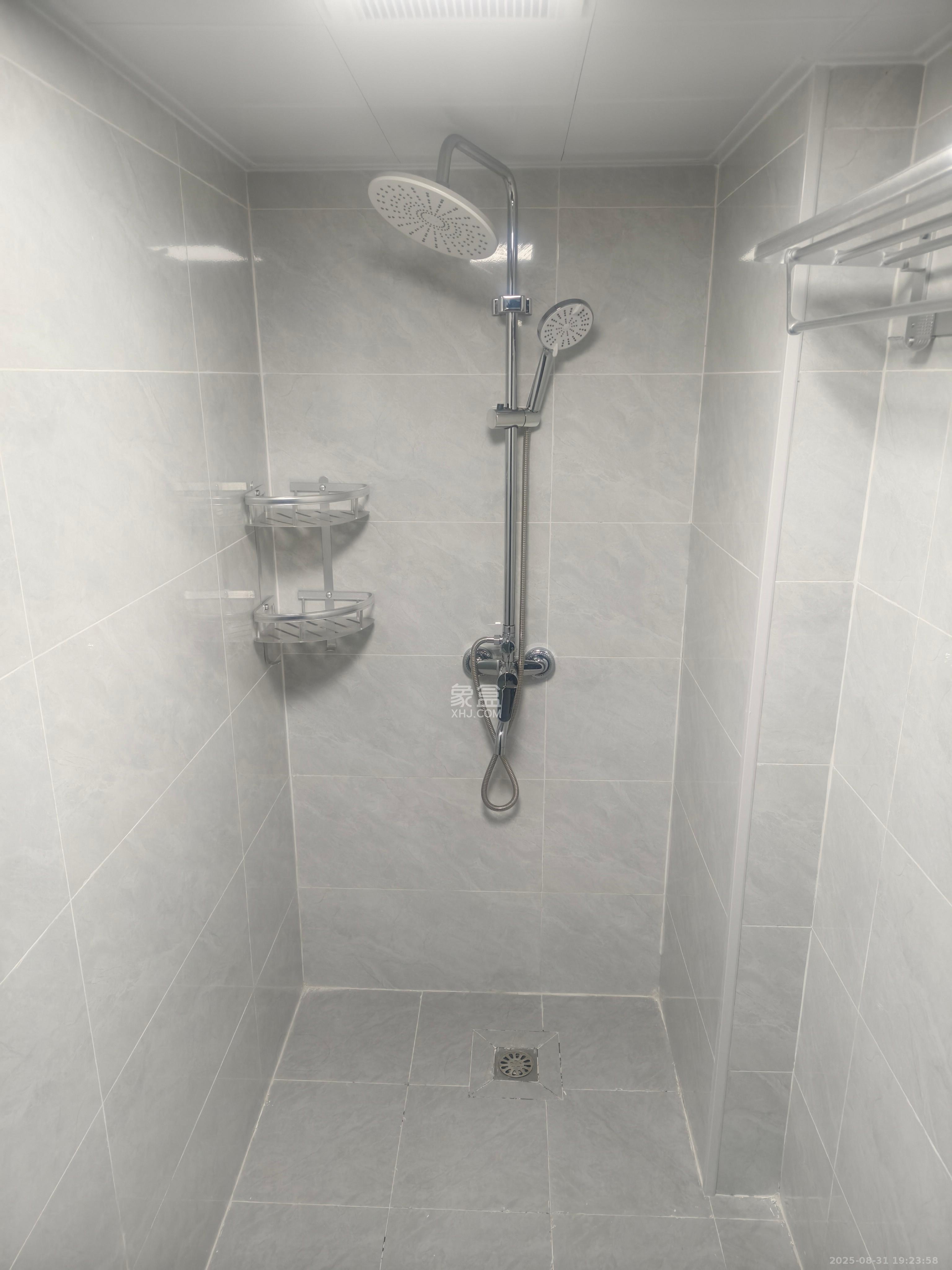 绿地V岛  2室1厅1卫    2300.0元/月 绿地V岛  2室1厅1卫    2300.0元/月室内图