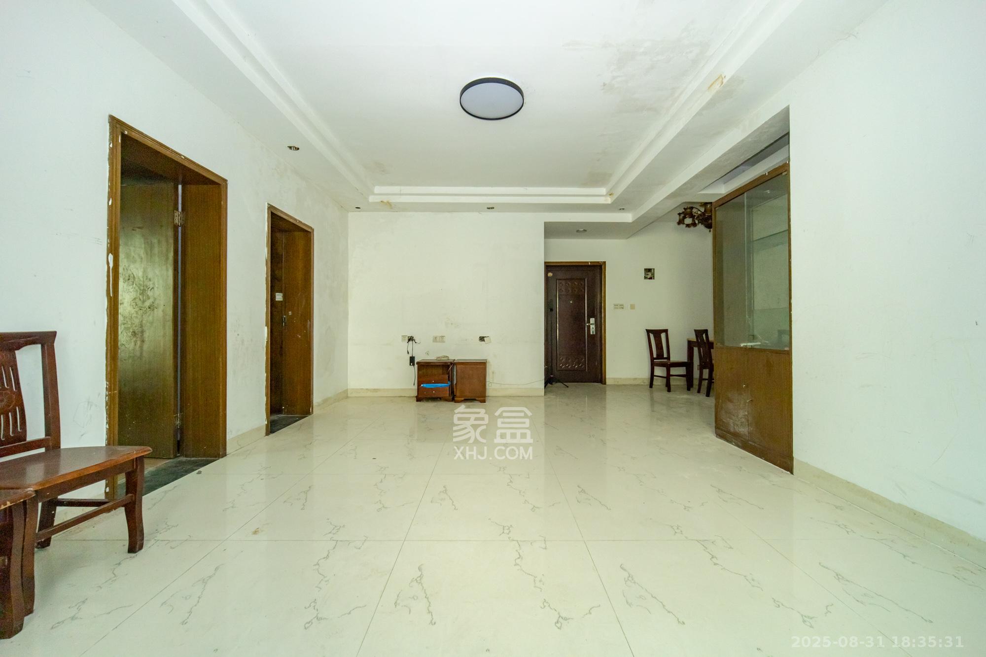 中南汽车世界  3室2厅2卫    39.0万 中南汽车世界  3室2厅2卫    39.0万客厅