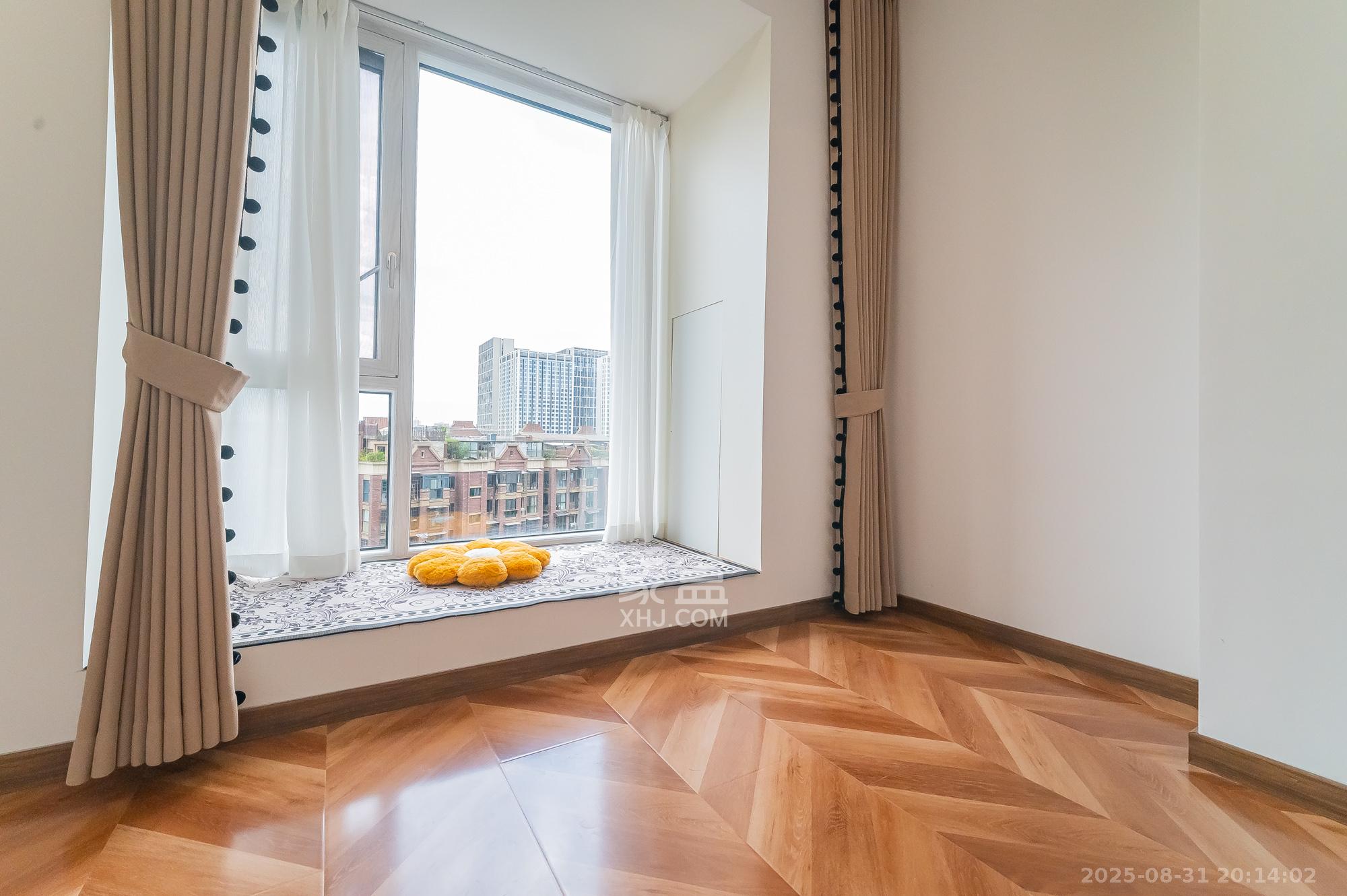 星湖湾一期高层 4室2厅1卫 98.8万 星湖湾一期高层 4室2厅1卫 98.8万阳台