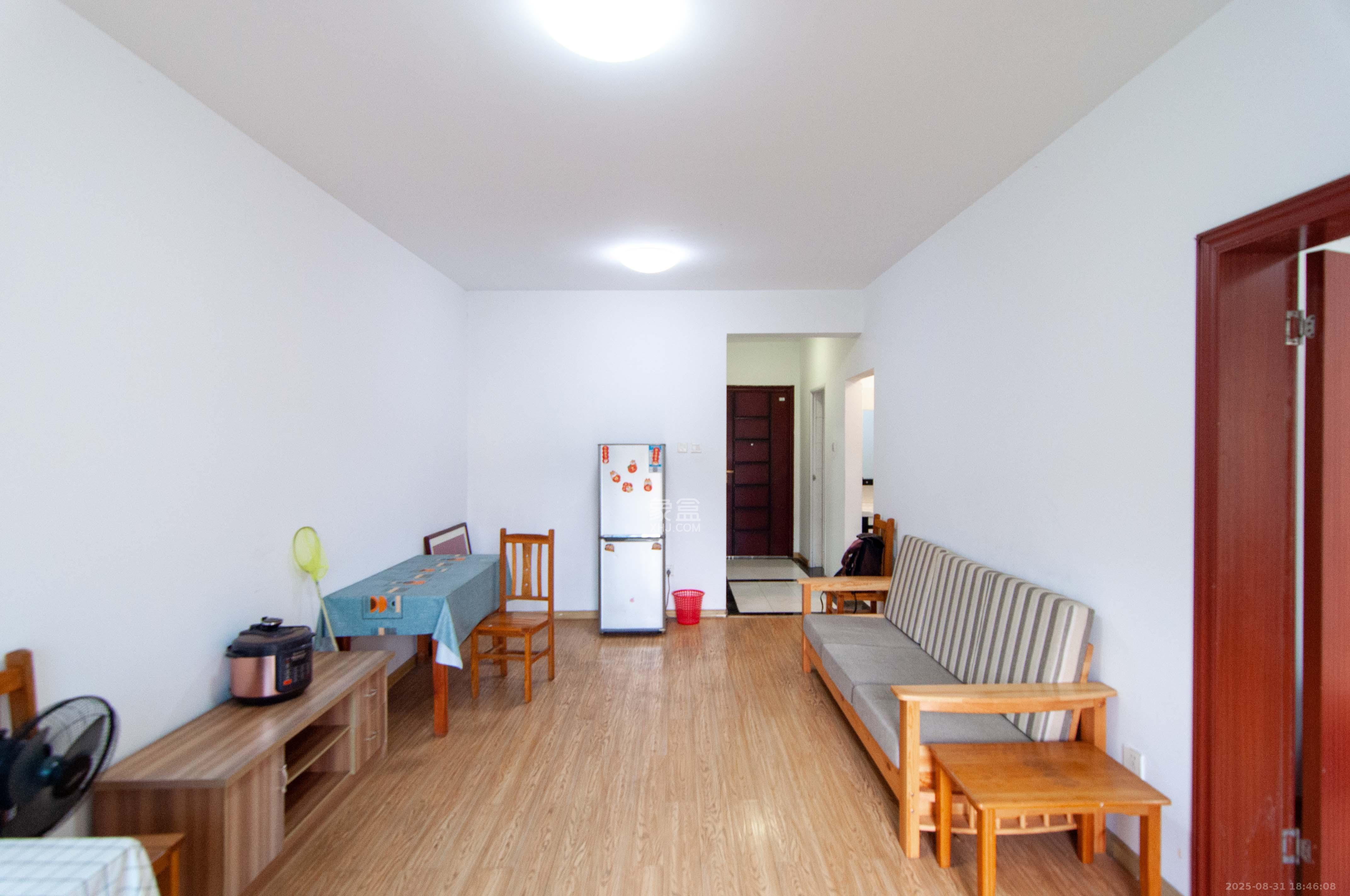 中海梅溪湖壹号  3室2厅1卫    125.0万 中海梅溪湖壹号  3室2厅1卫    125.0万客厅