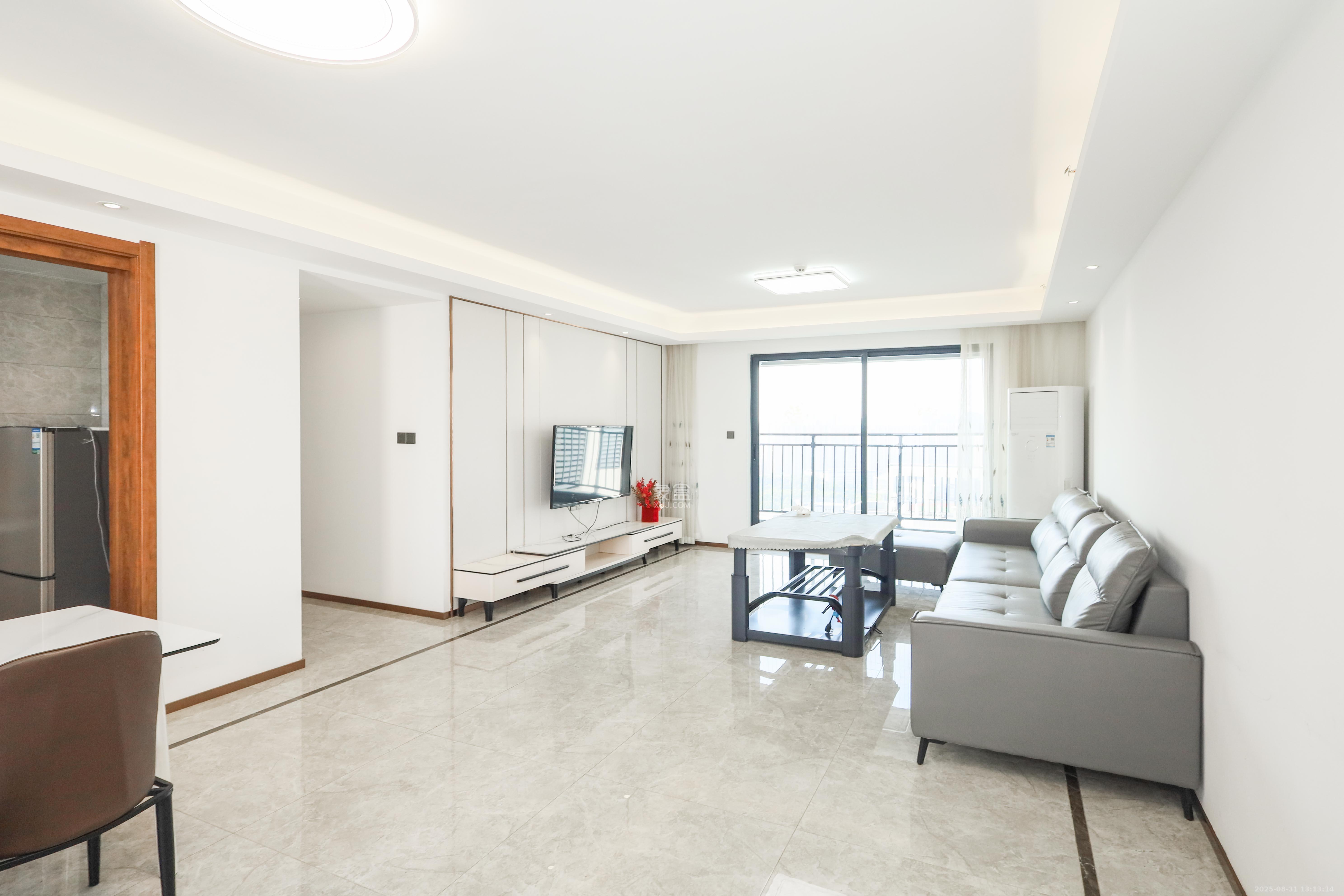 梅溪悦章  4室2厅2卫    168.0万客厅