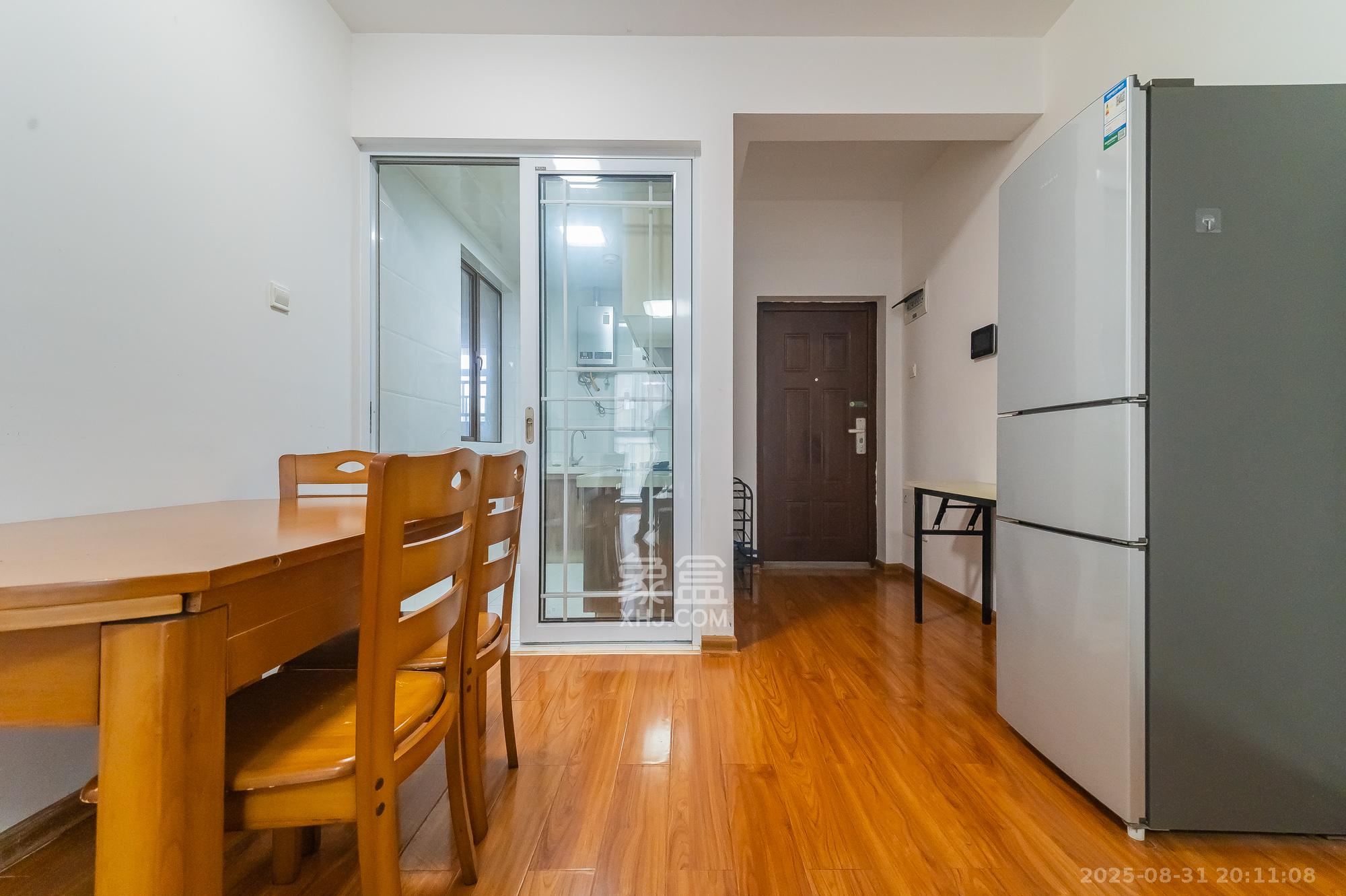 华润置地广场二期 3室2厅1卫 71.8万 华润置地广场二期 3室2厅1卫 71.8万客厅