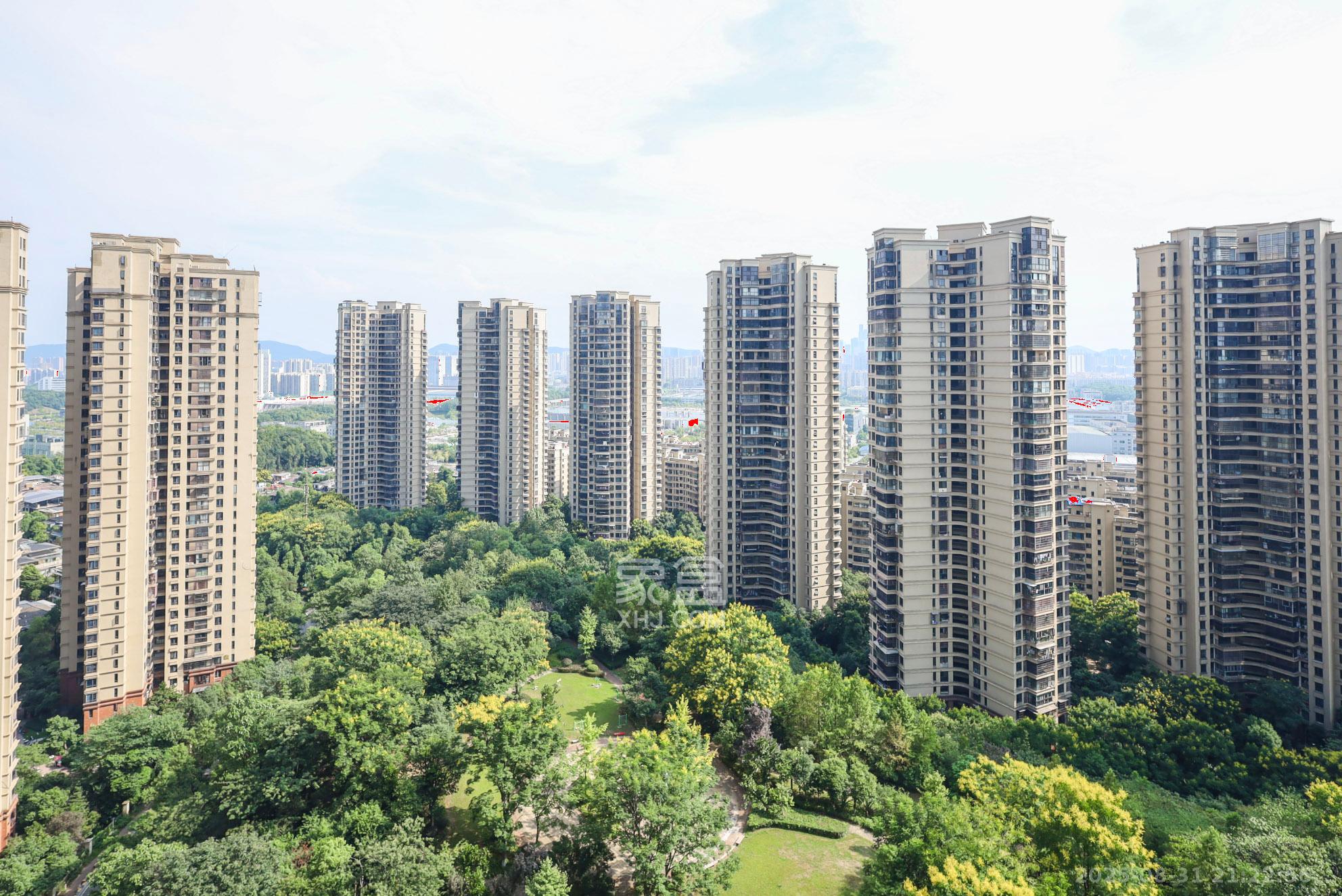 保利麓谷林语E区  3室2厅2卫   95.00万阳台