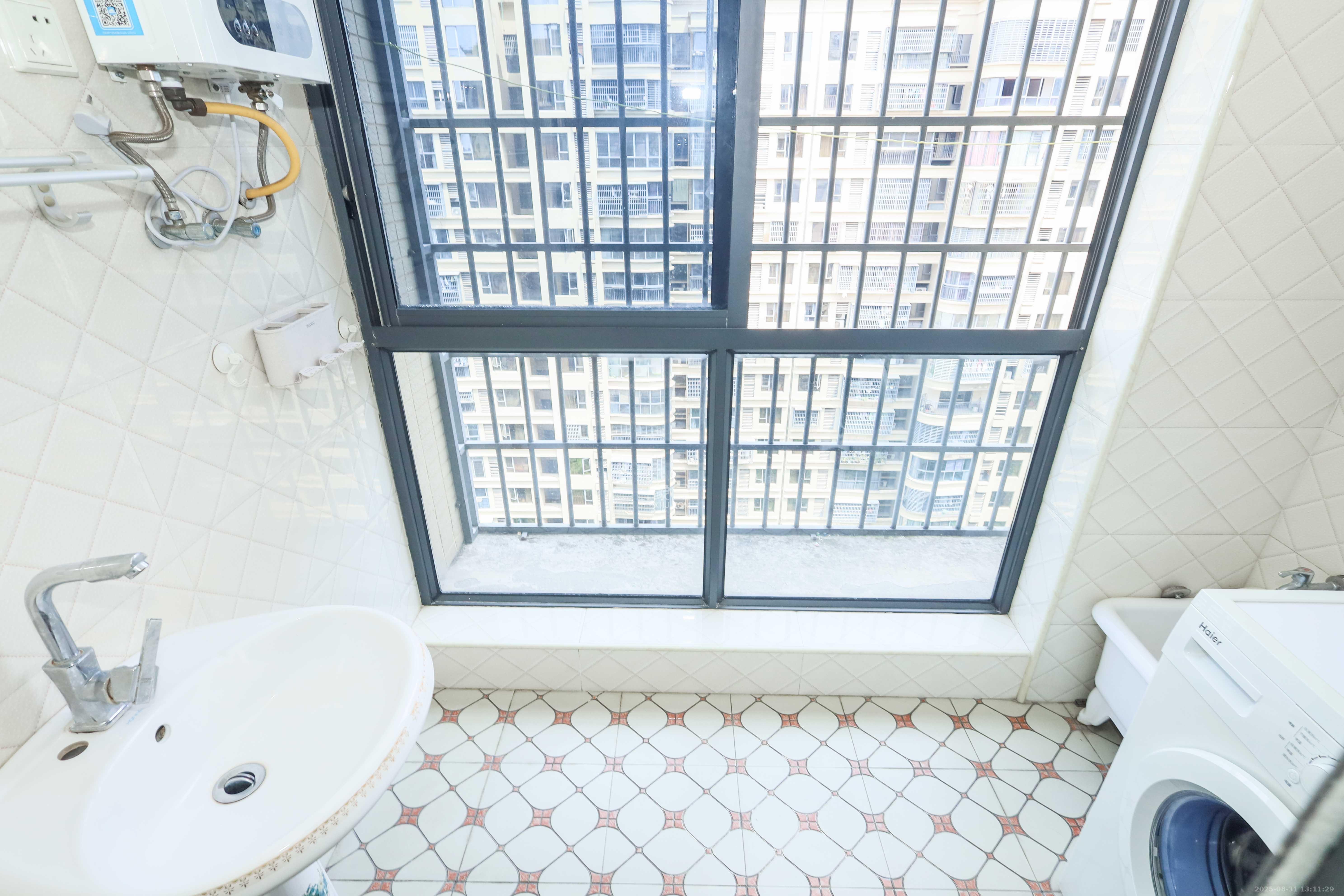 保利麓谷林语C区  3室2厅1卫    89.8万 保利麓谷林语C区  3室2厅1卫    89.8万阳台