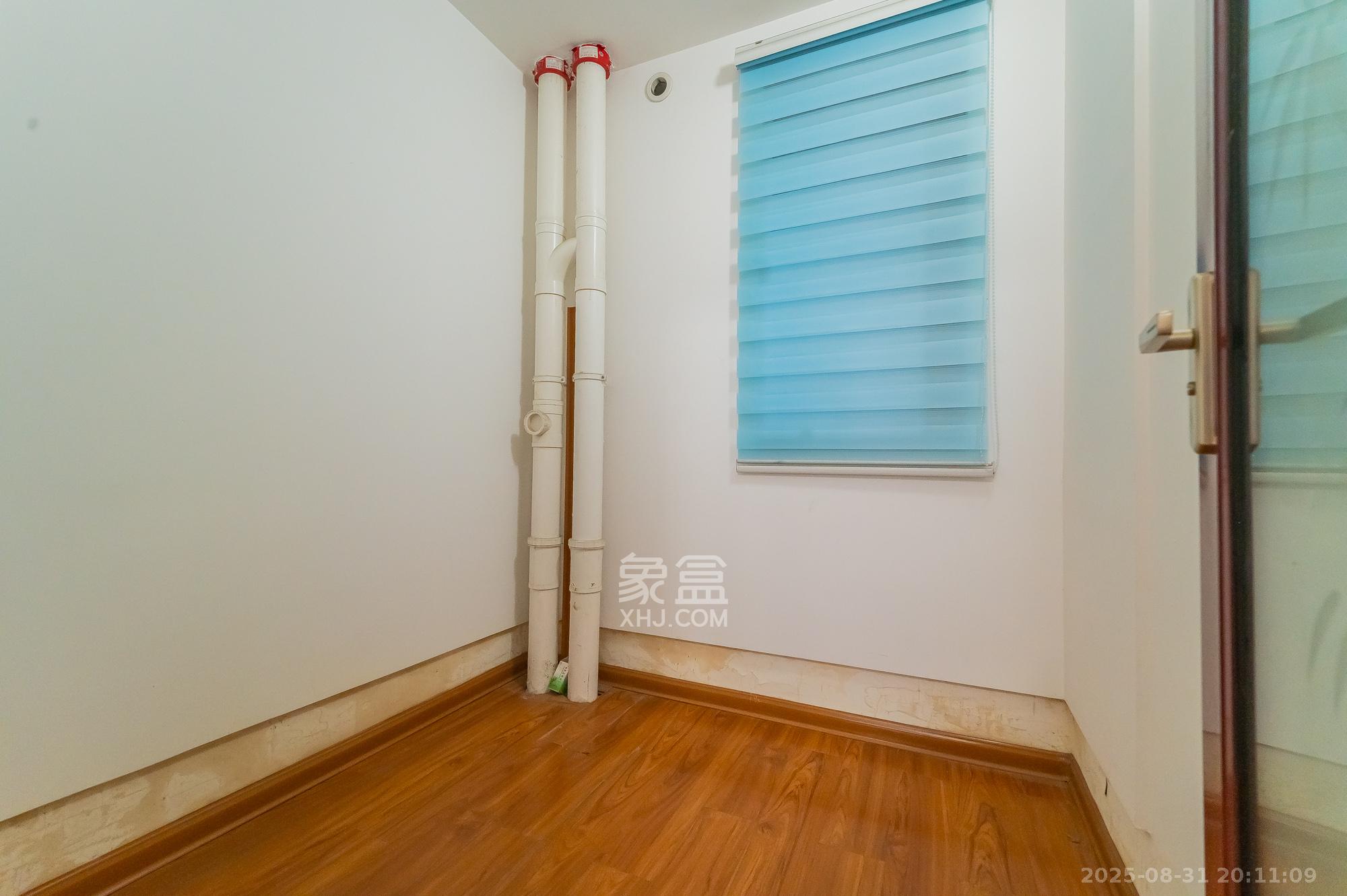 华润置地广场二期 3室2厅1卫 71.8万 华润置地广场二期 3室2厅1卫 71.8万卫生间