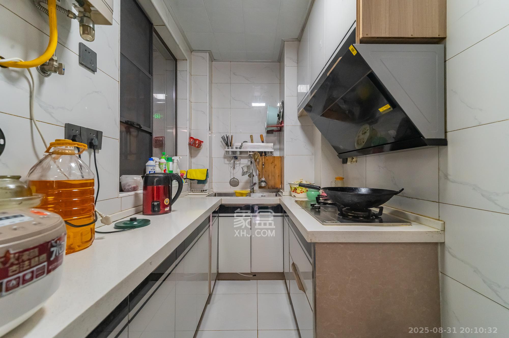 华润置地广场二期  3室2厅2卫    74.8万 华润置地广场二期  3室2厅2卫    74.8万厨房