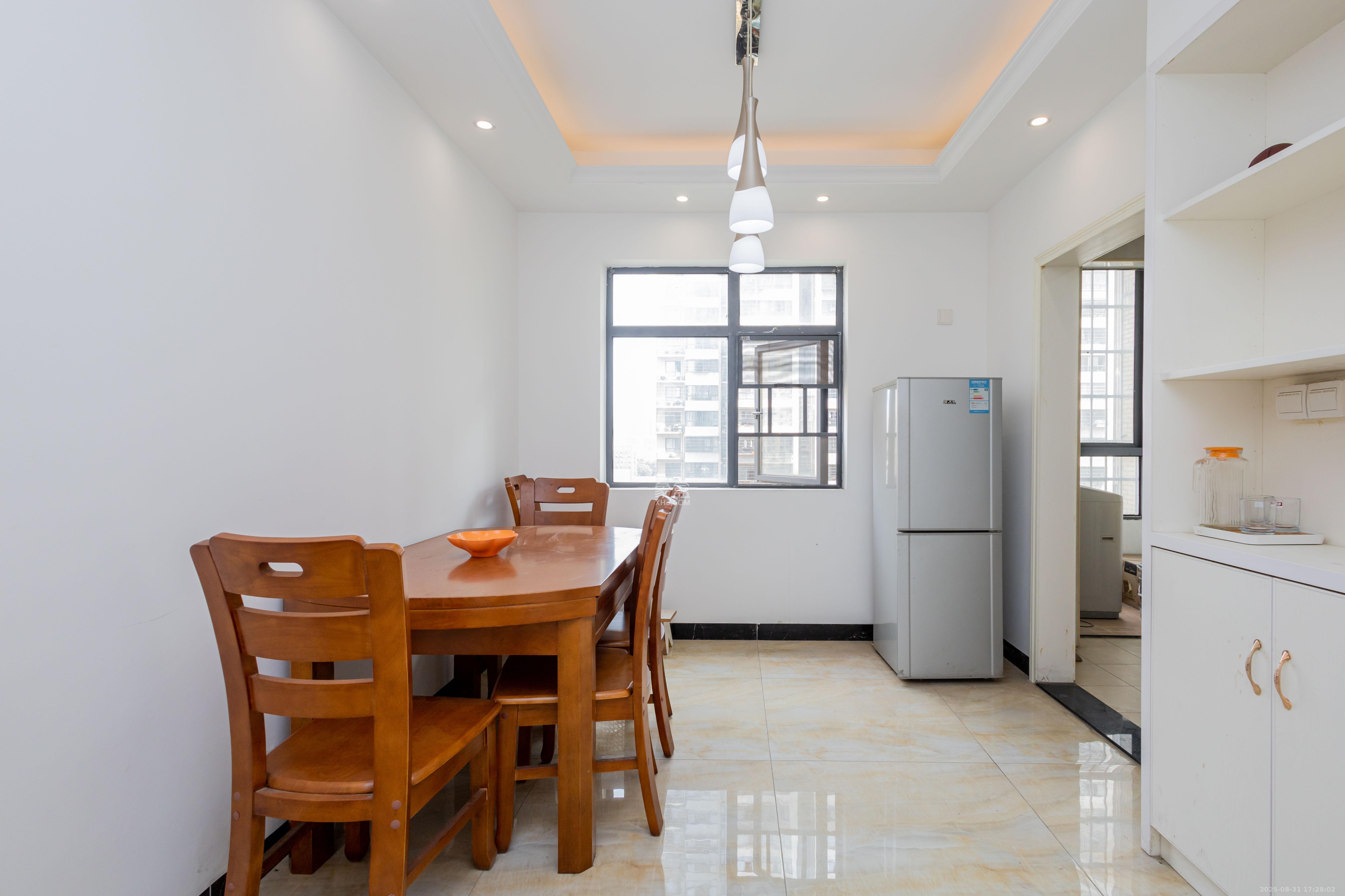 中国铁建国际城二期 3室2厅1卫 62.8万 中国铁建国际城二期 3室2厅1卫 62.8万客厅