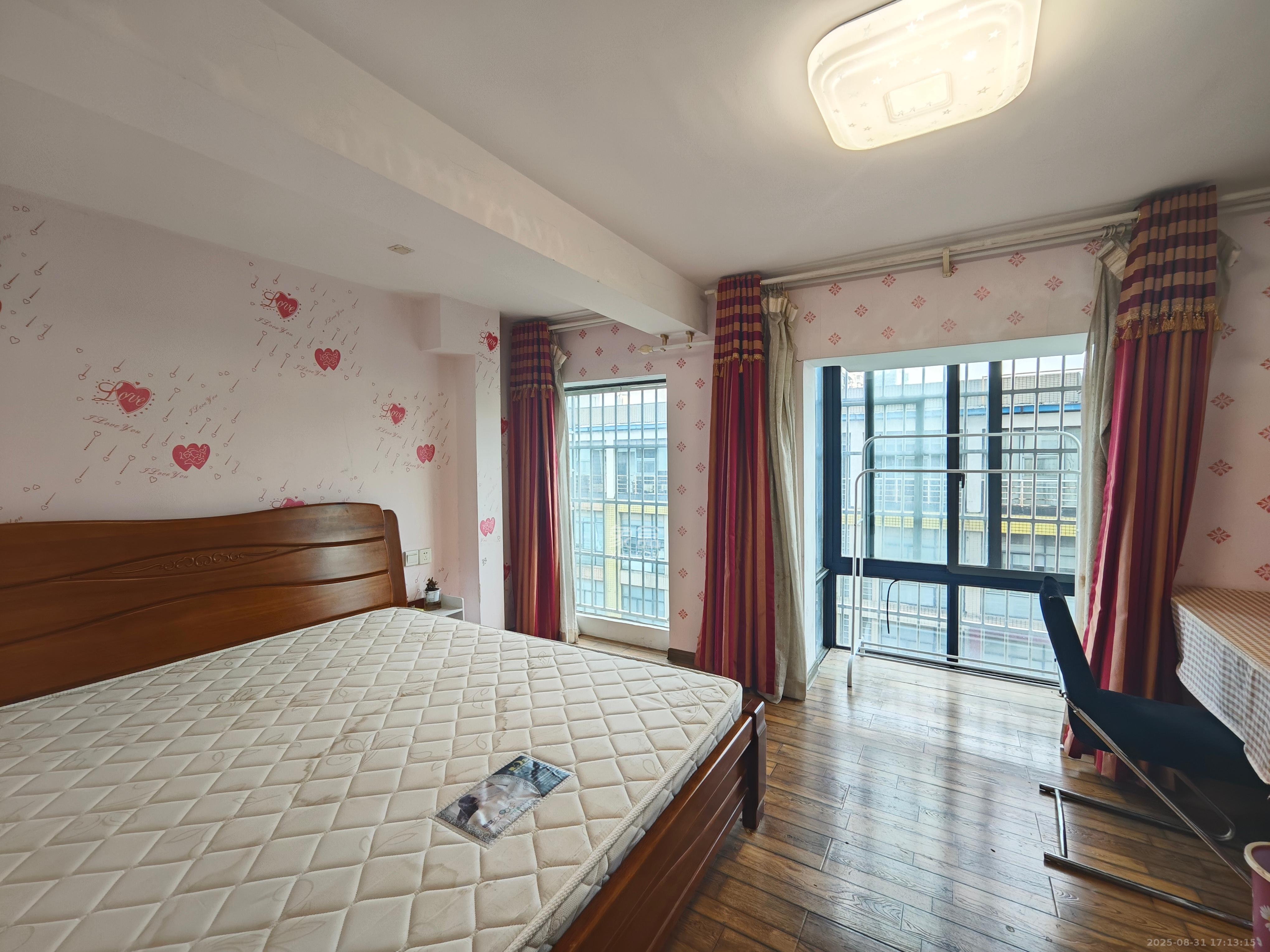 加加大街（华景苑）  3室2厅2卫    1800.0元/月室内图