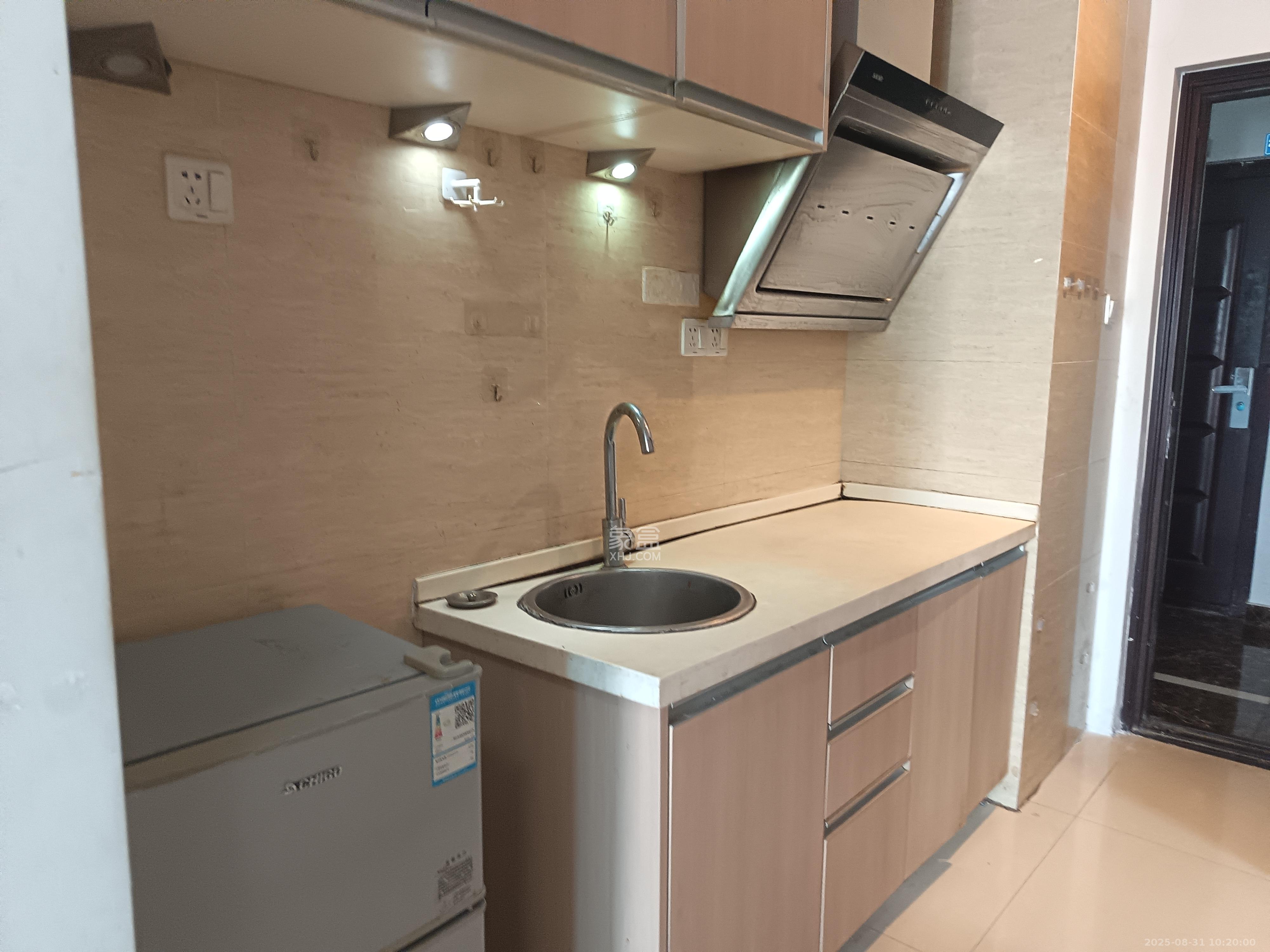 绿地中央广场  1室1厅1卫    1400.0元/月 绿地中央广场  1室1厅1卫    1400.0元/月室内图