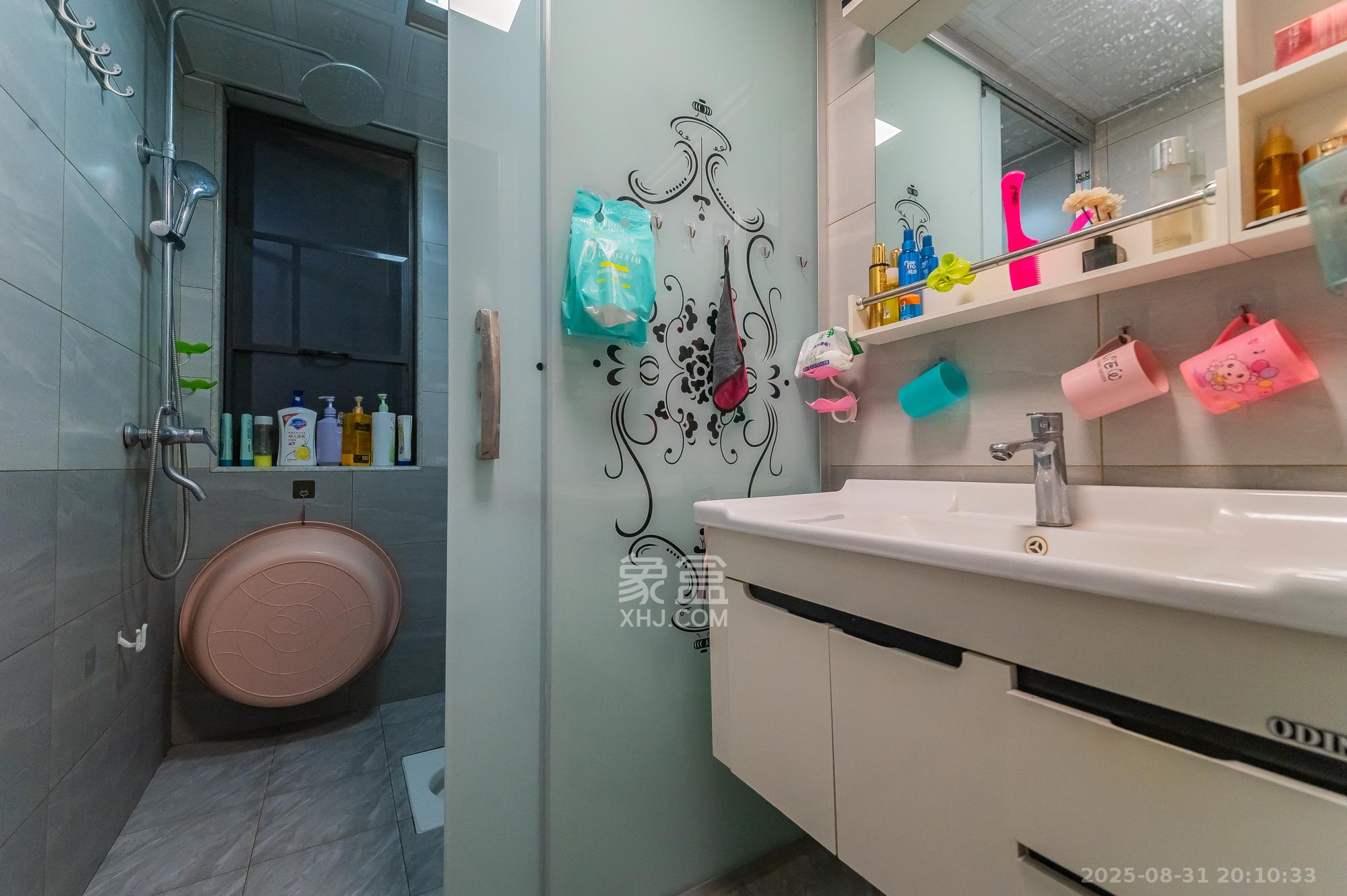 华润置地广场二期  3室2厅2卫    74.8万 华润置地广场二期  3室2厅2卫    74.8万卫生间